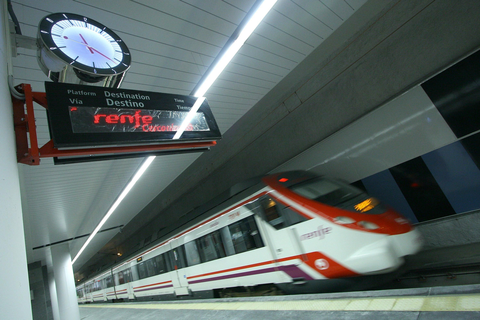Un tren de Cercanías pasa por el túnel de la estación Victoria Kent de Málaga Un tren de Cercanías pasa por el túnel de la estación Victoria Kent de Málaga