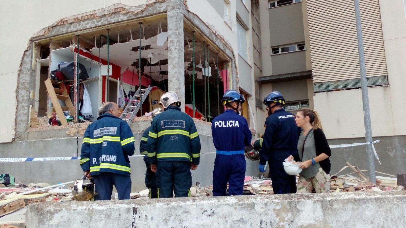 Miembros de la Policía Nacional, Bomberos y técnicos del Ayuntamiento evaluando los daños