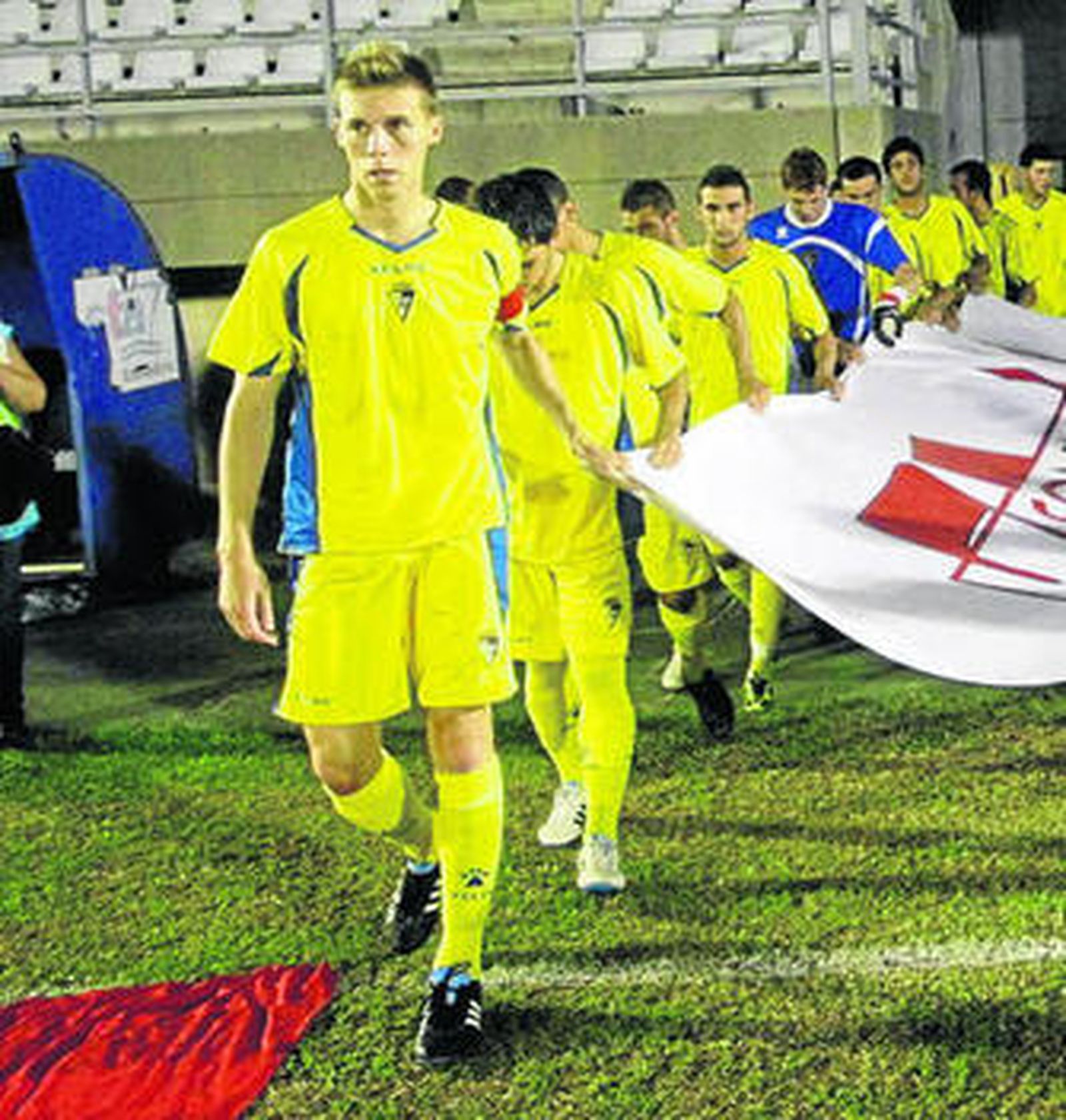 El barreño Tiri porta el brazalete de capitán del Cádiz B.