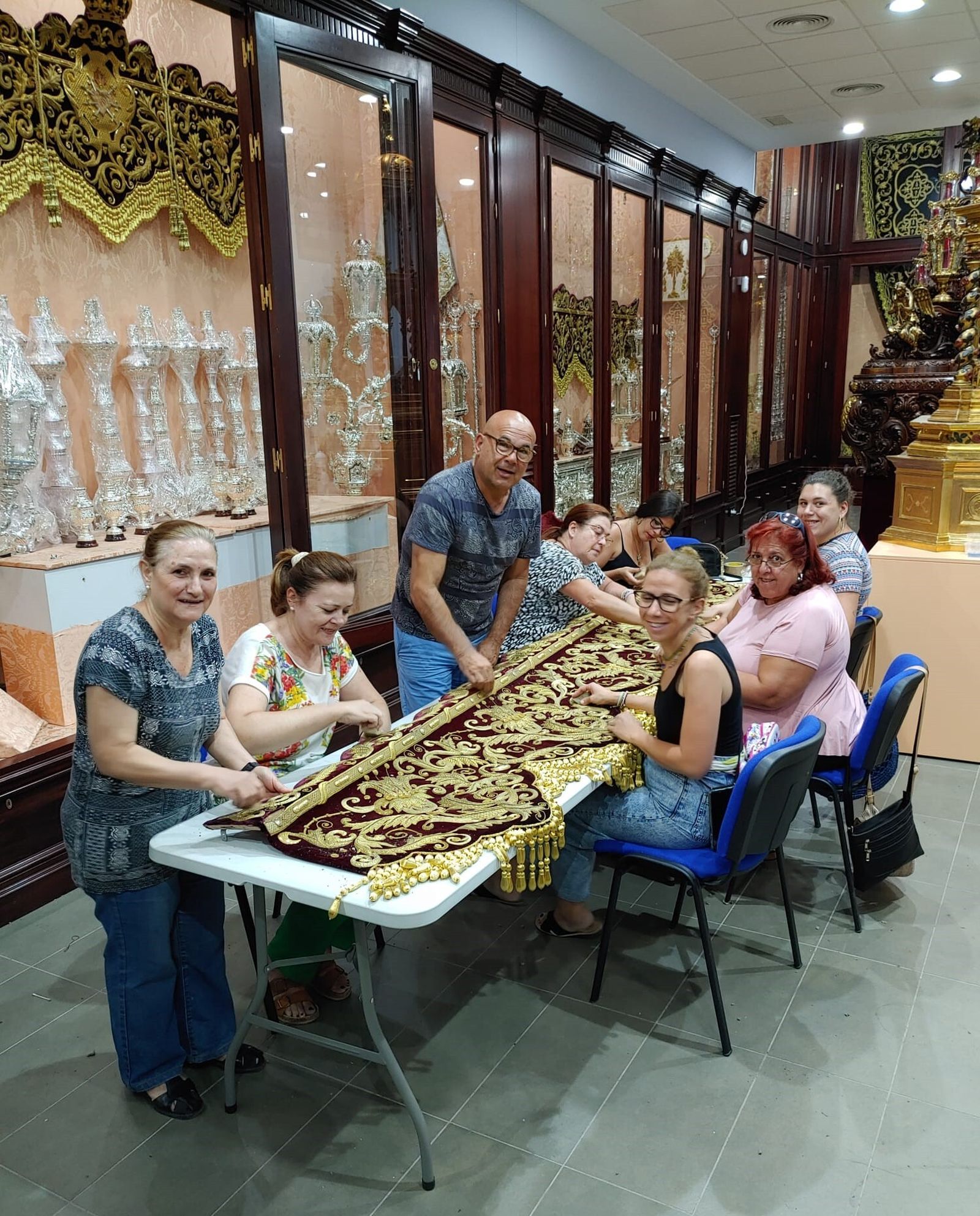 Francisco Carrera Iglesias 'Paquili' junto a las hermanas y camareras