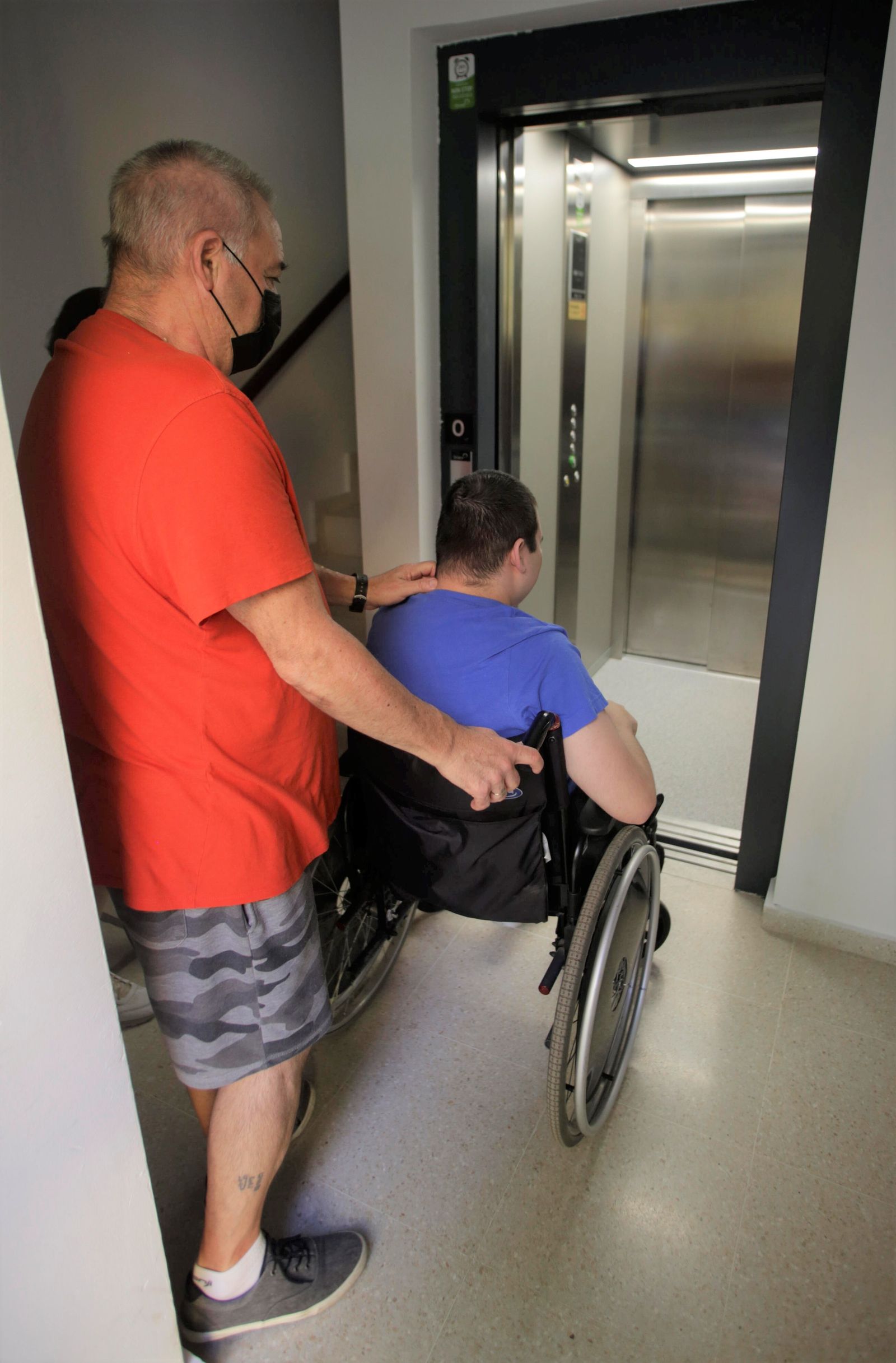 El ascensor que se ha instalado con ayuda municipal en el bloque de Pino Montano donde vive Emilio y su familia.