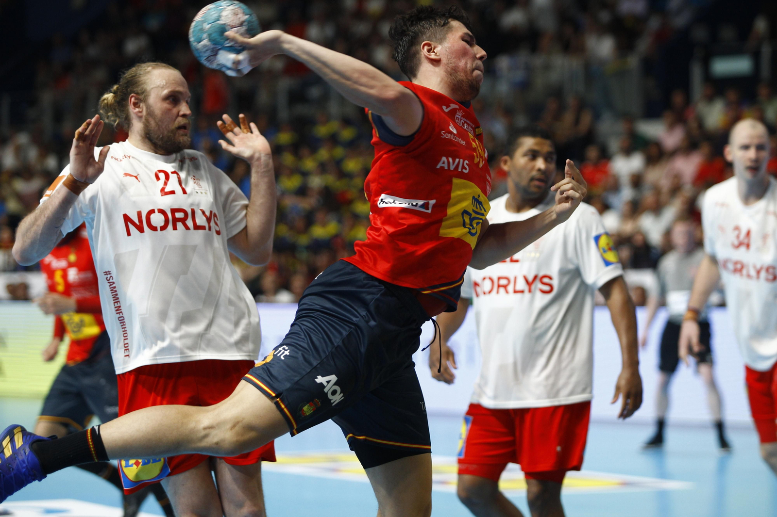 Imágenes del España-Dinamarca de la EHF Euro Cup de balonmano, en Almería