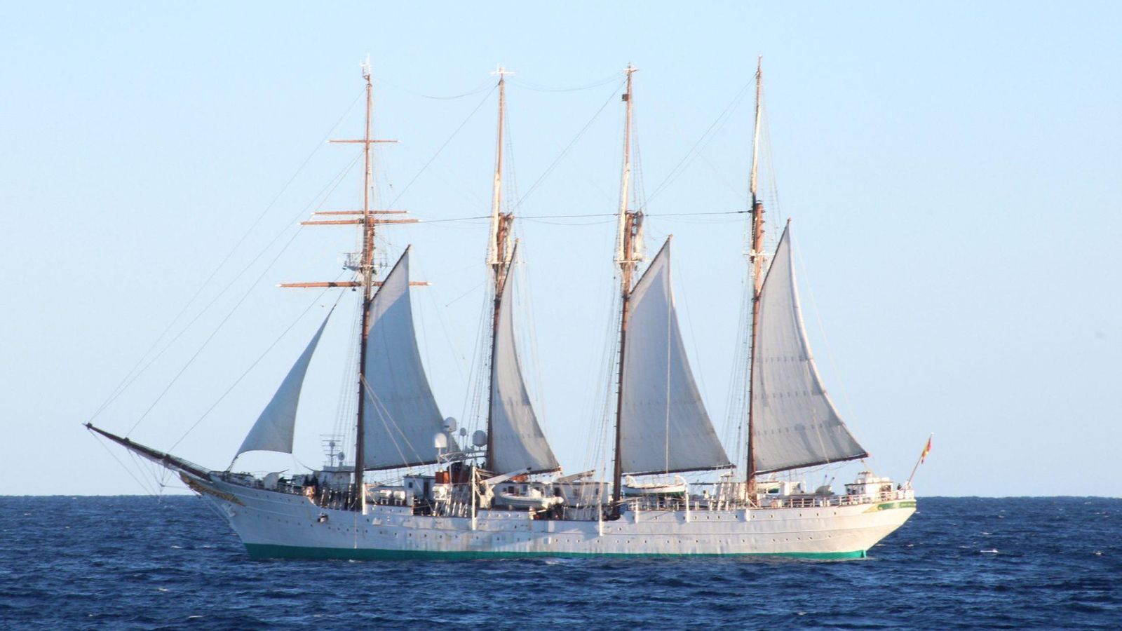 El 'Elcano',  navegando a vela en las pruebas de mar en la Bahía de Cádiz.