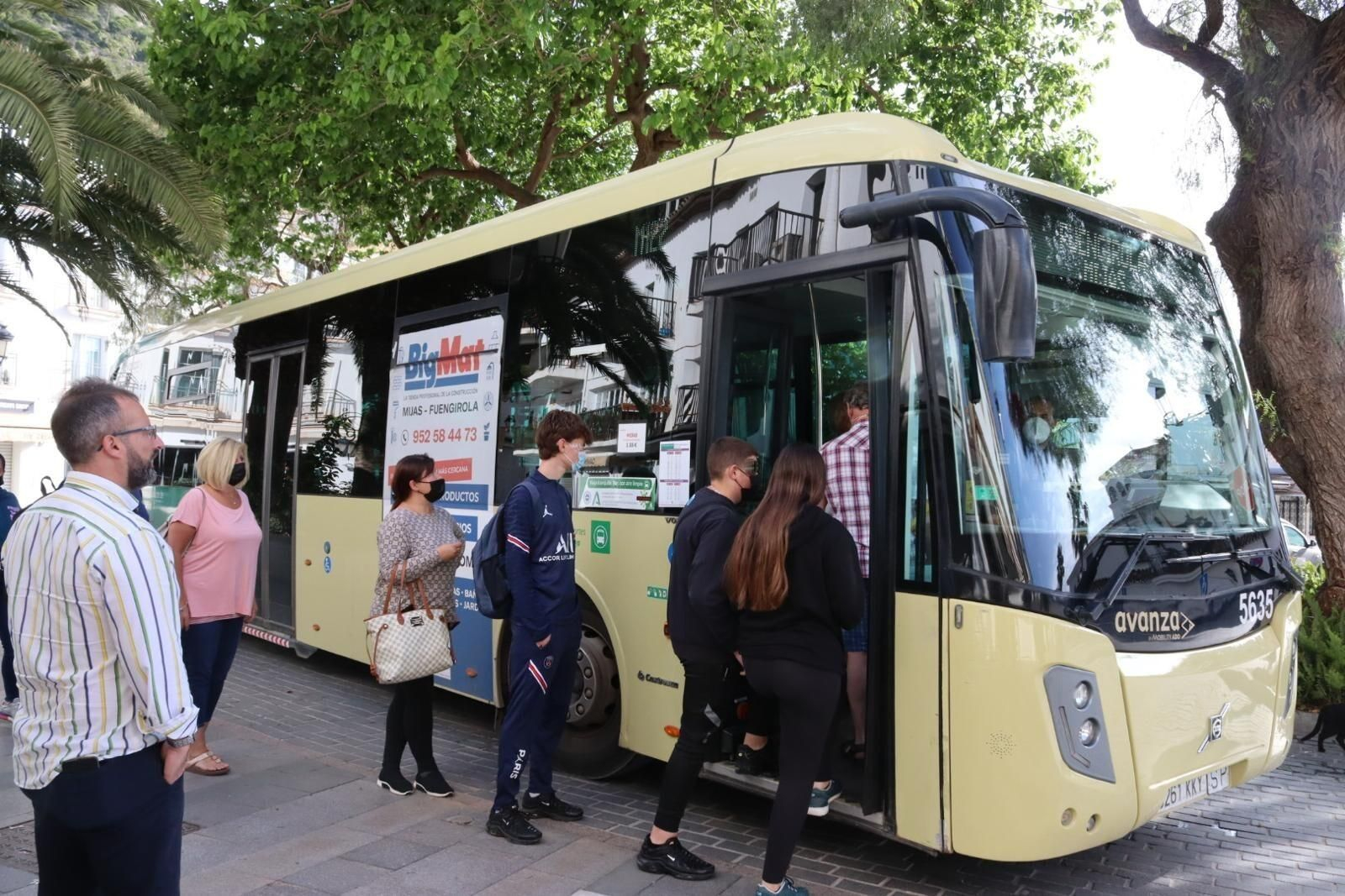 Varios pasajeros esperando a subir a una de las líneas afectadas.