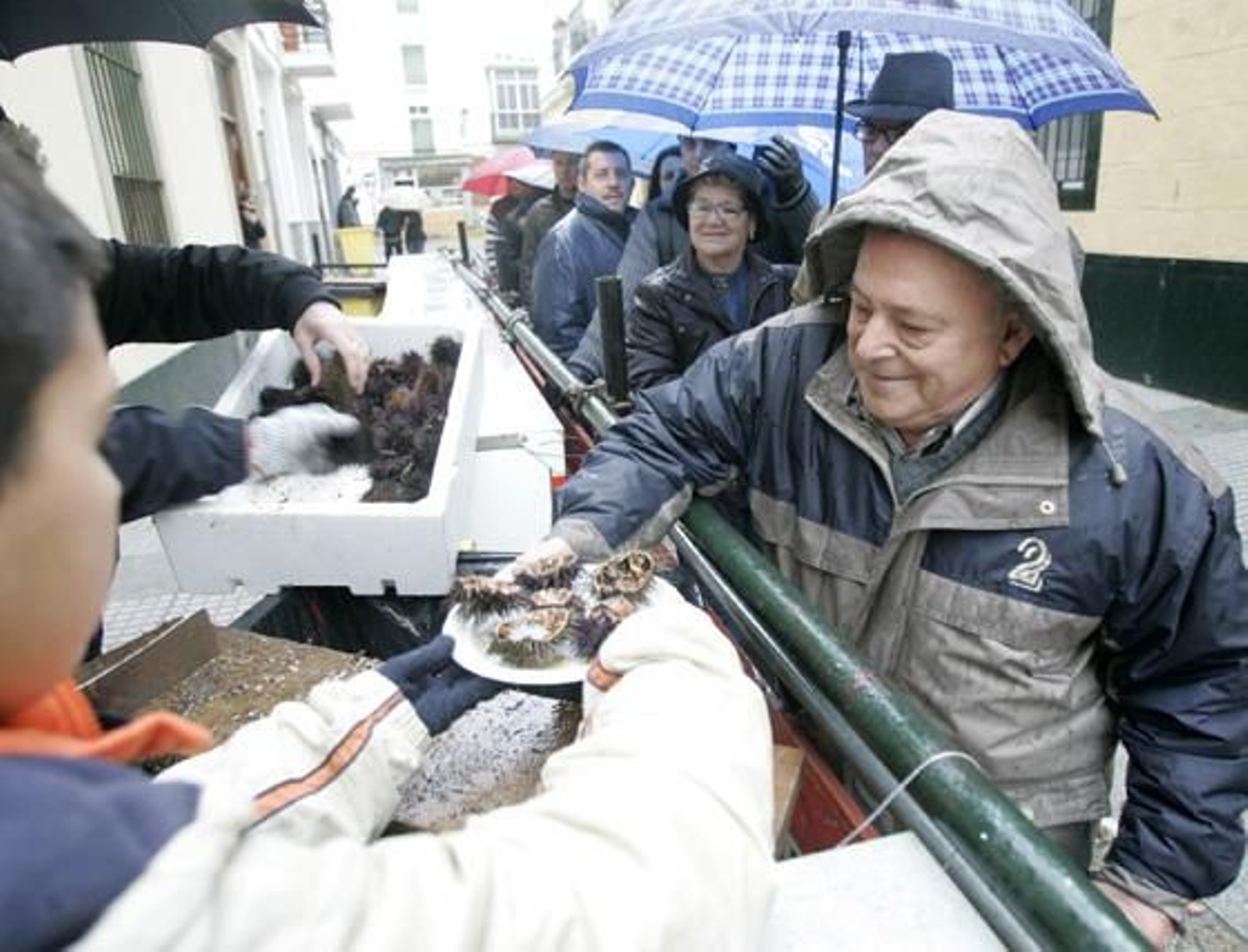 Las precipitaciones provocaron una baja afluencia de personas a la cita precarnavalera y la suspension de las actuaciones previstas. 

Foto: Jesus Marin