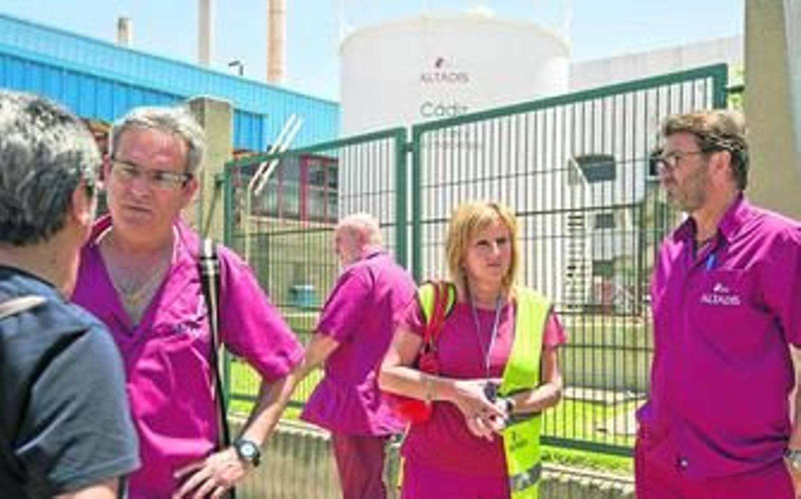 Algunos trabajadores de Altadis parmanecen en la puerta el día en el que se conoció que la fábrica iba a cerrar.