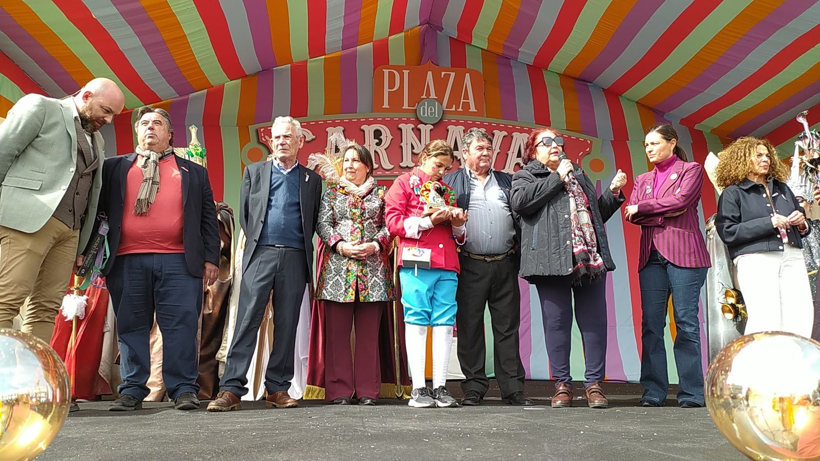 Las imágenes de la entrega del premio Pepe Requeté del Carnaval de San Fernando a Paco Lara