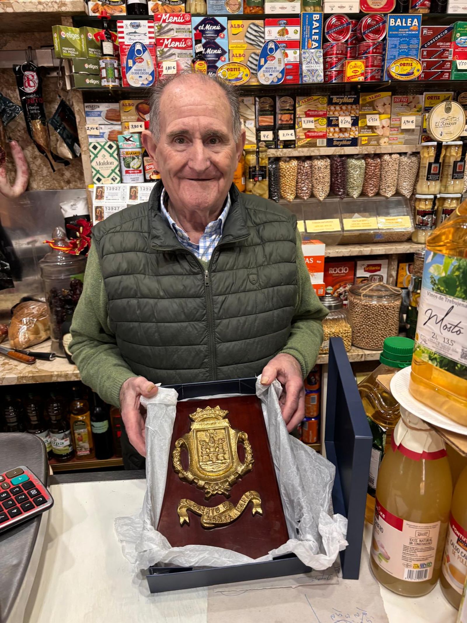 José Fernández posando mientras sostiene la placa concedida por el Ayuntamiento.
