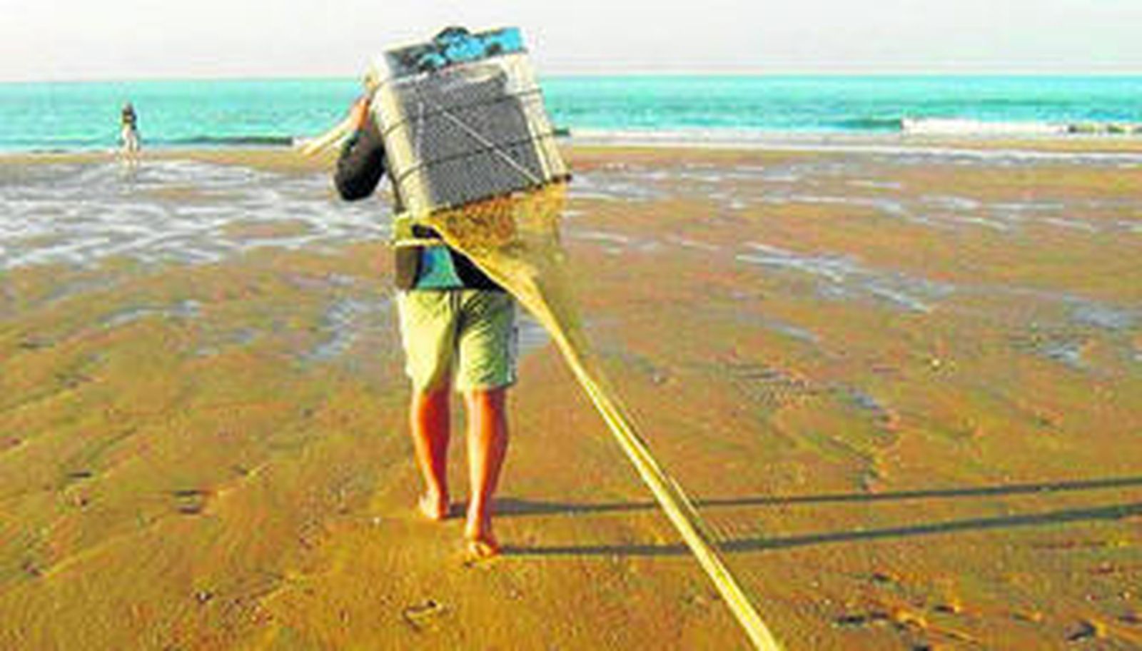 Un mariscador se dispone a iniciar la recogida de coquinas.
