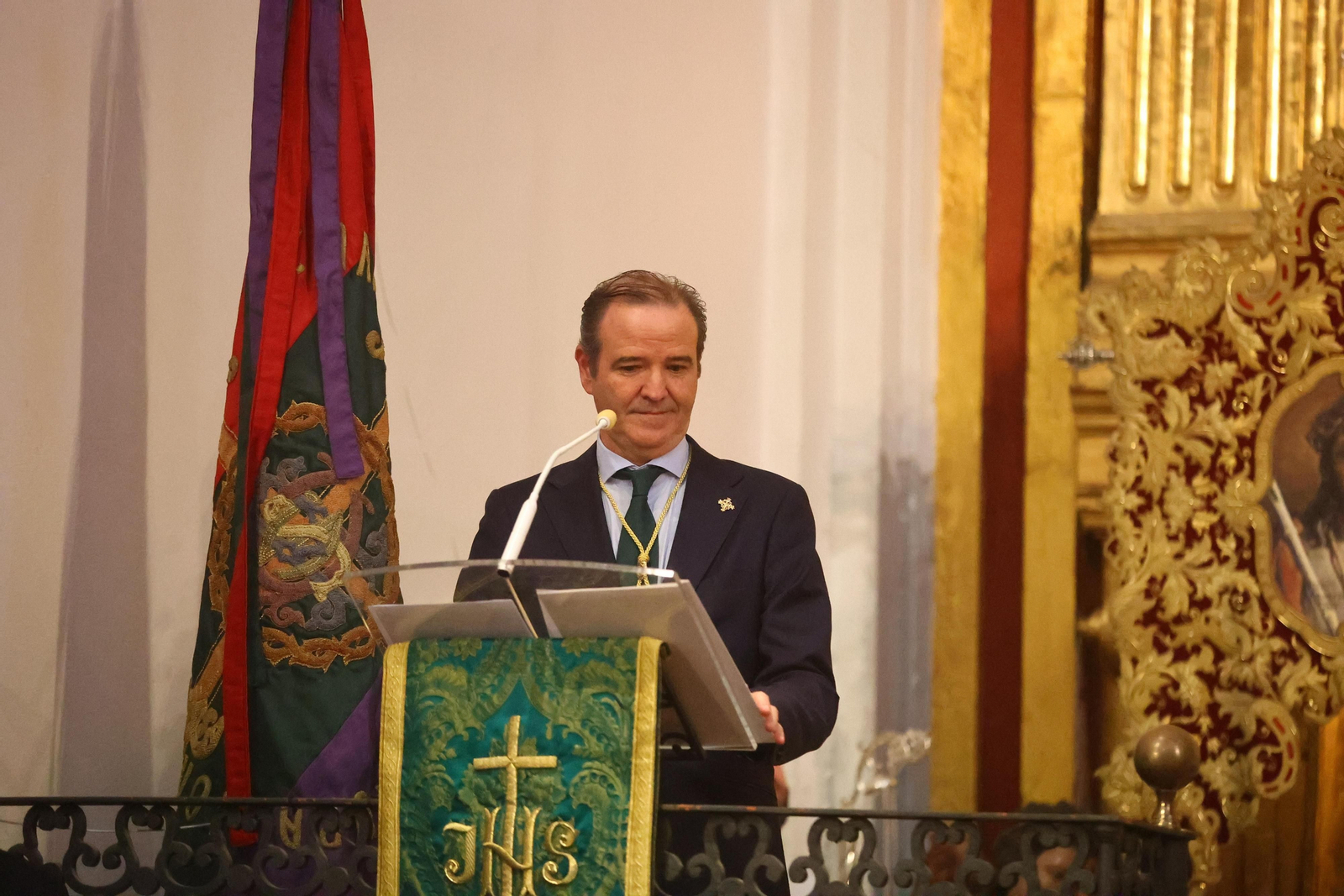 Pablo Atencia, expresidente de la Agrupación de Cofradías de Málaga, recibe la medalla de oro