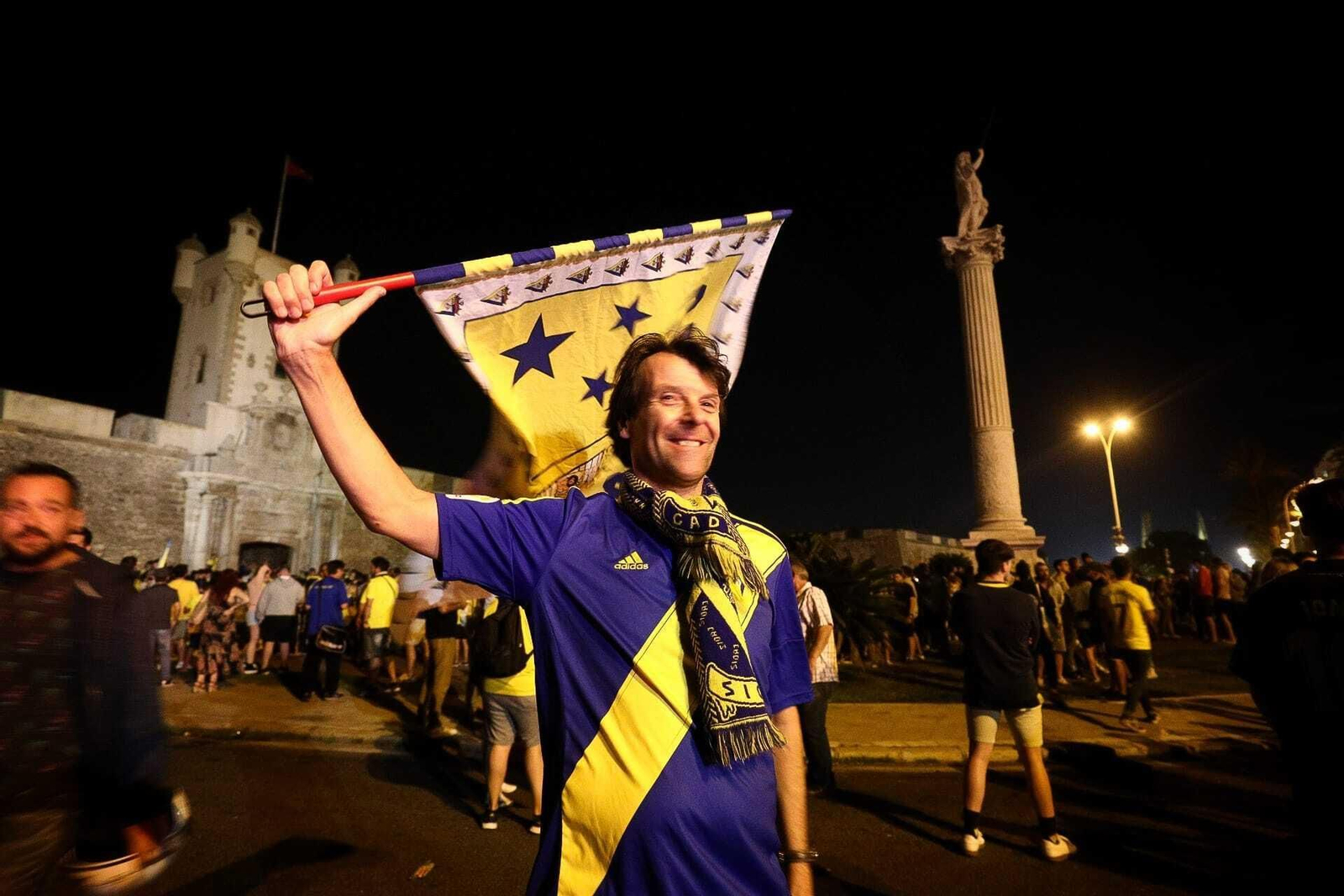 Aficionados del Cádiz celebran la permanencia en Puertas de Tierra.