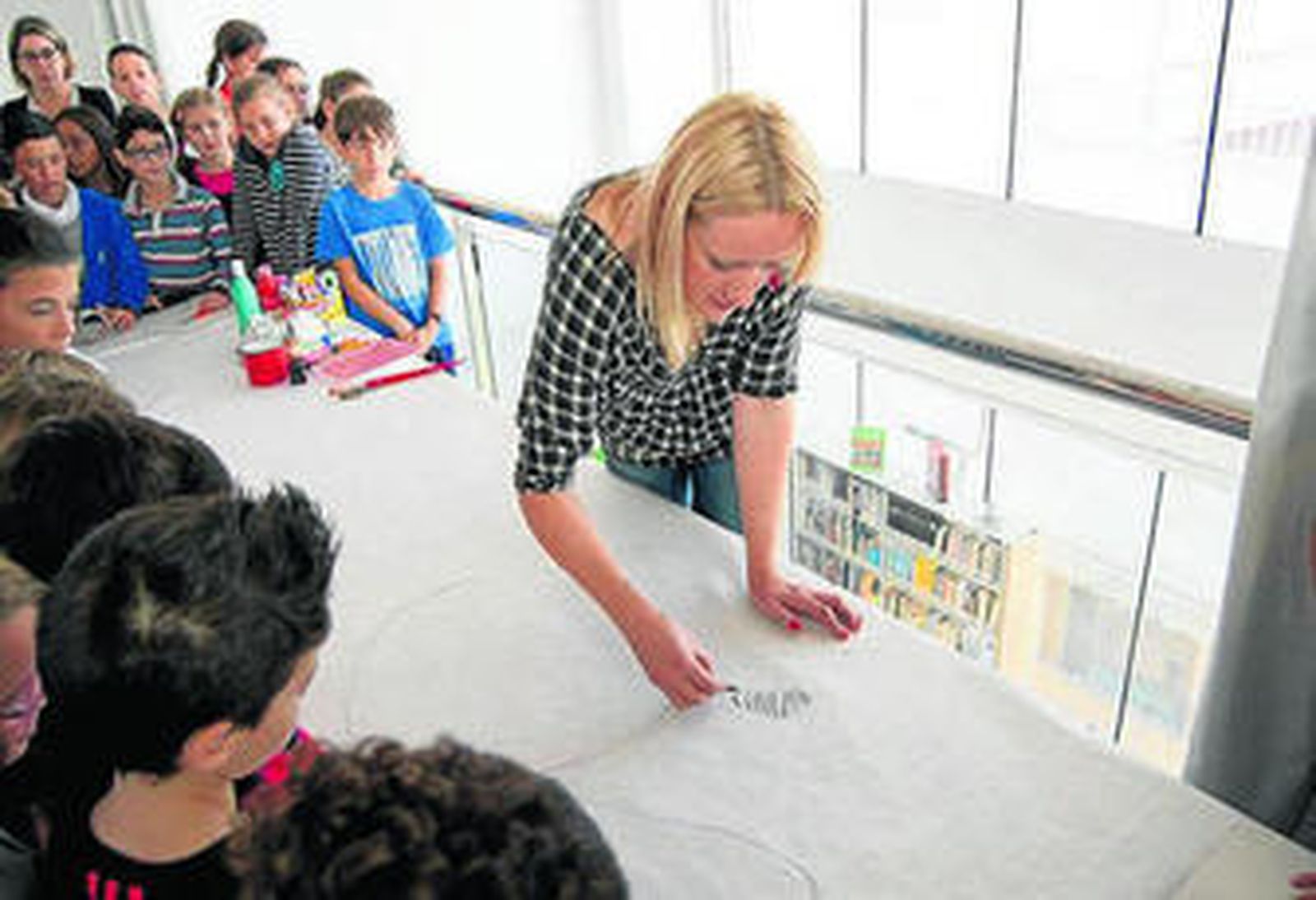 La ilustradora Katarzyna Rogowicz con los estudiantes.