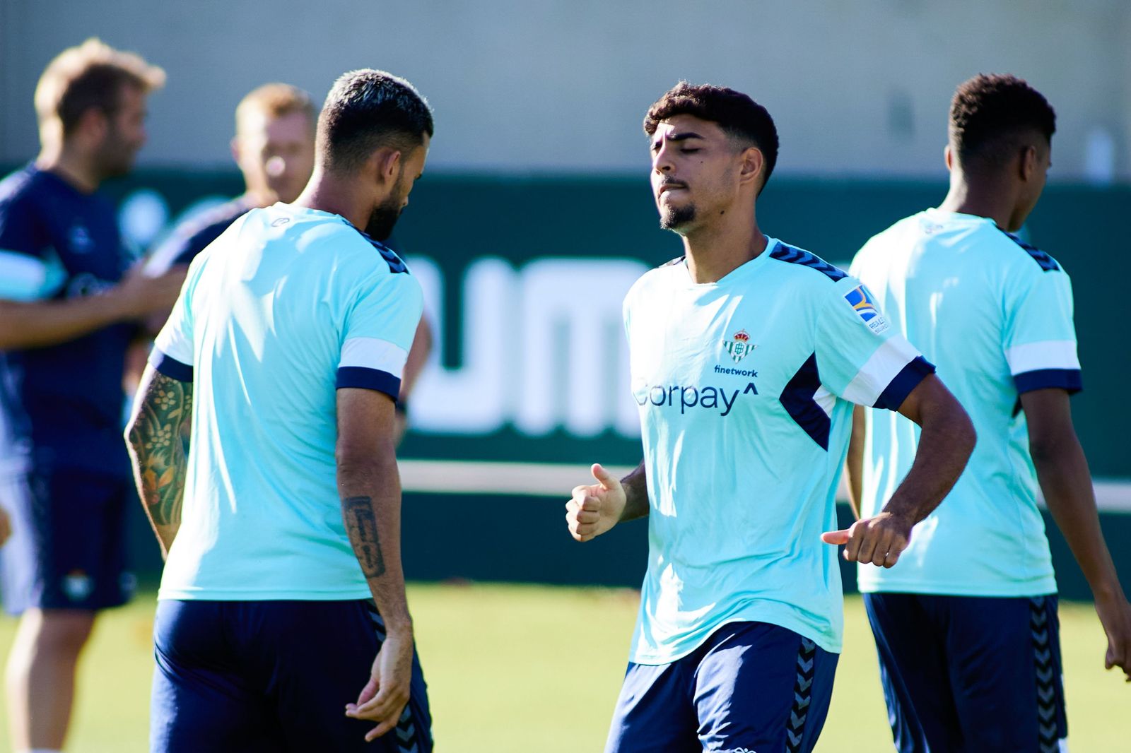 Chadi Riad se ejercita con el Betis junto a Willian José.