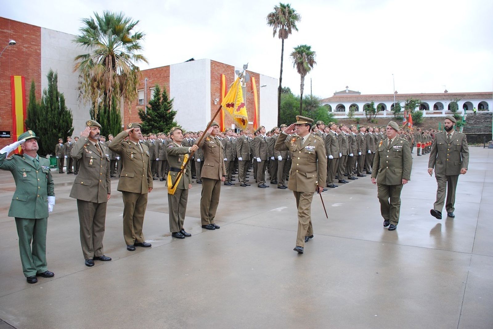 El coronel directo pasando revista