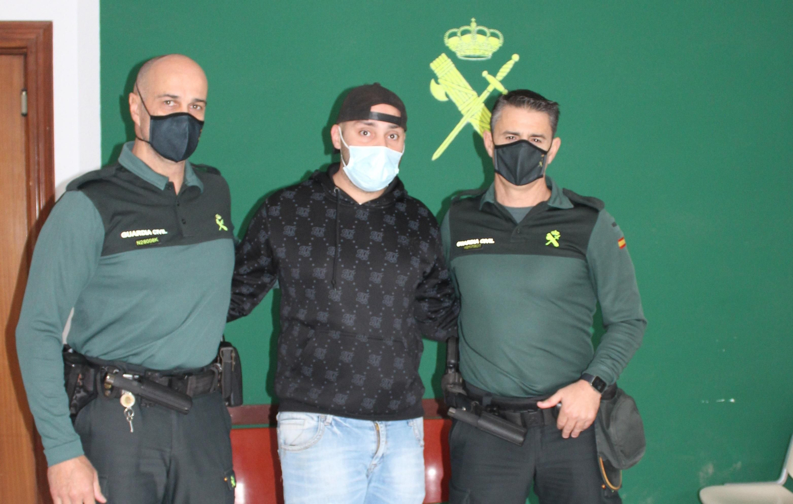 Fabrizio Rossi, en el centro, con Joaquín Reyes y el brigada Nicolás García.