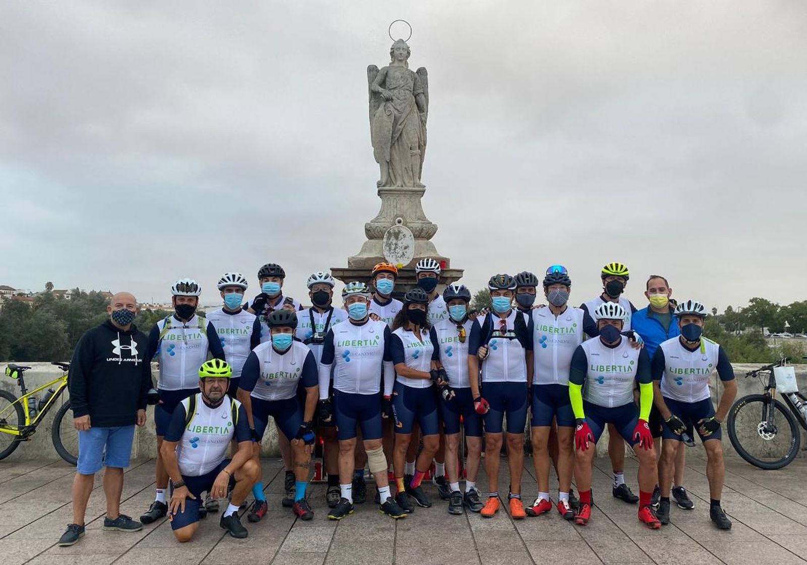 El grupo de 'bicigrinos' antes de comenzar el camino.