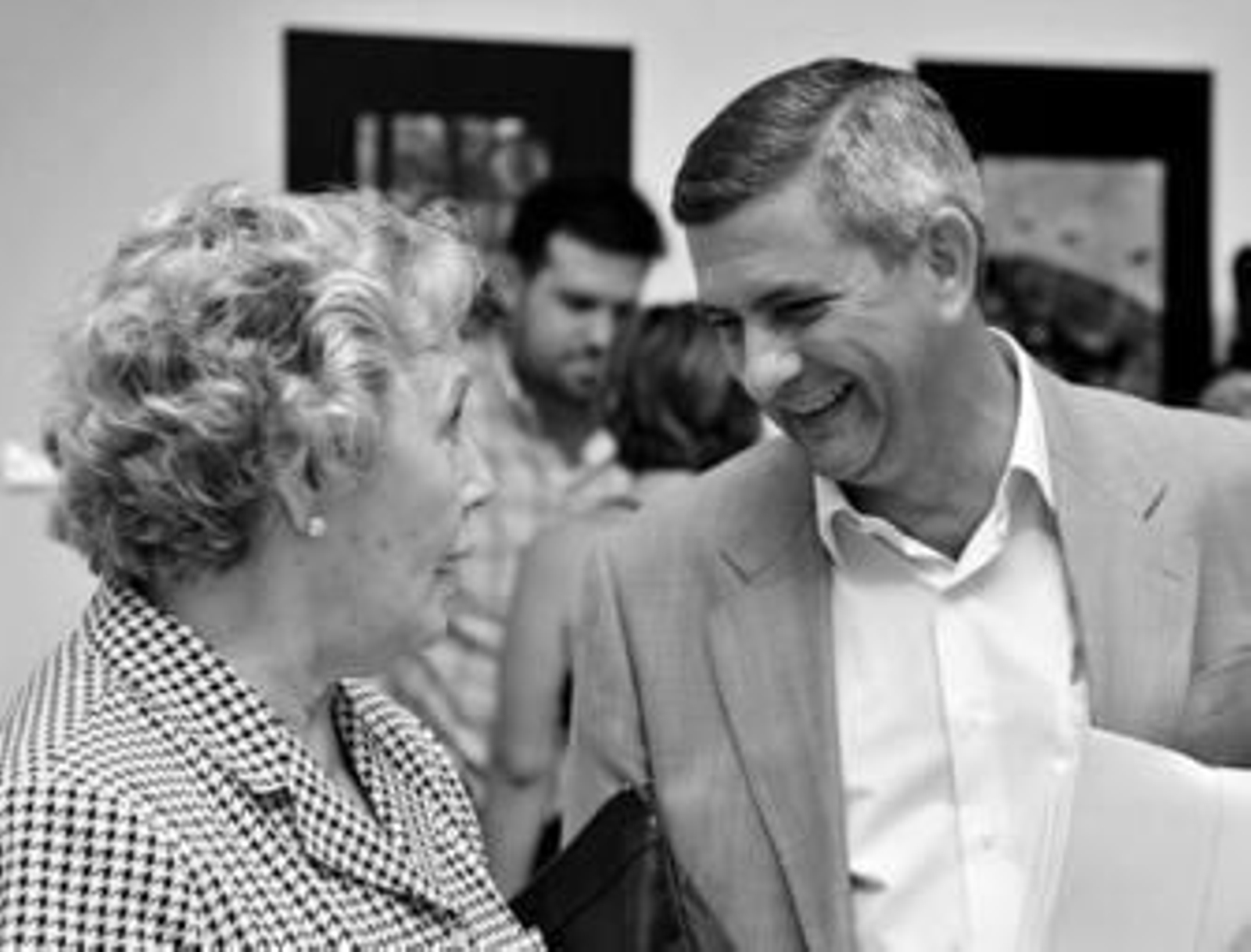 María de los Ángeles Infante charla con el concejal andalucista sanroqueño, Manuel Melero.