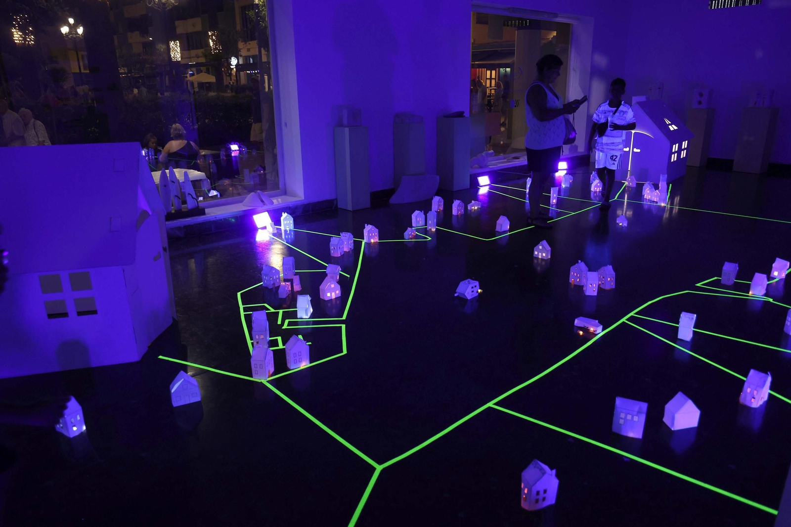 Fotos de los jardines mágicos de la Noche en Blanco de La Línea