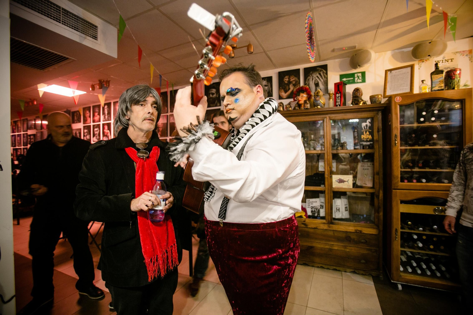 La comparsa de Juan Carlos Aragón "la gaditaníssima", preparándose para su actuación en el Falla.