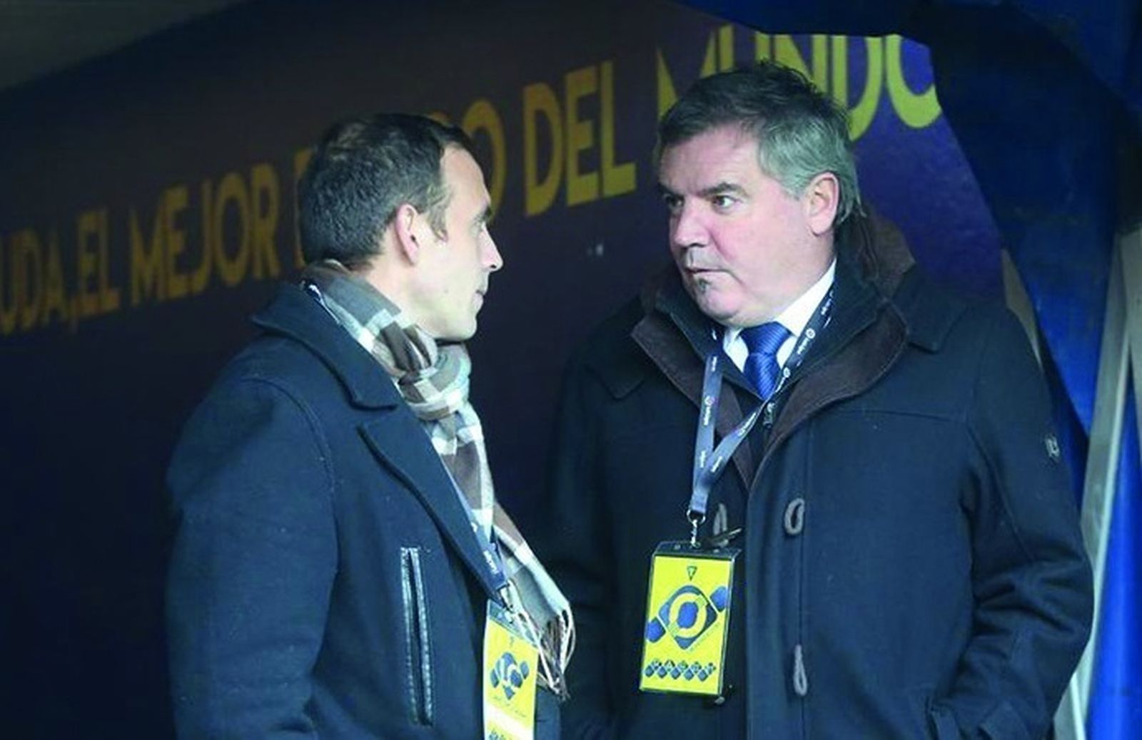 Enrique Labrador (i) conversa con Manuel Vizcaíno antes del comienzo de un encuentro.