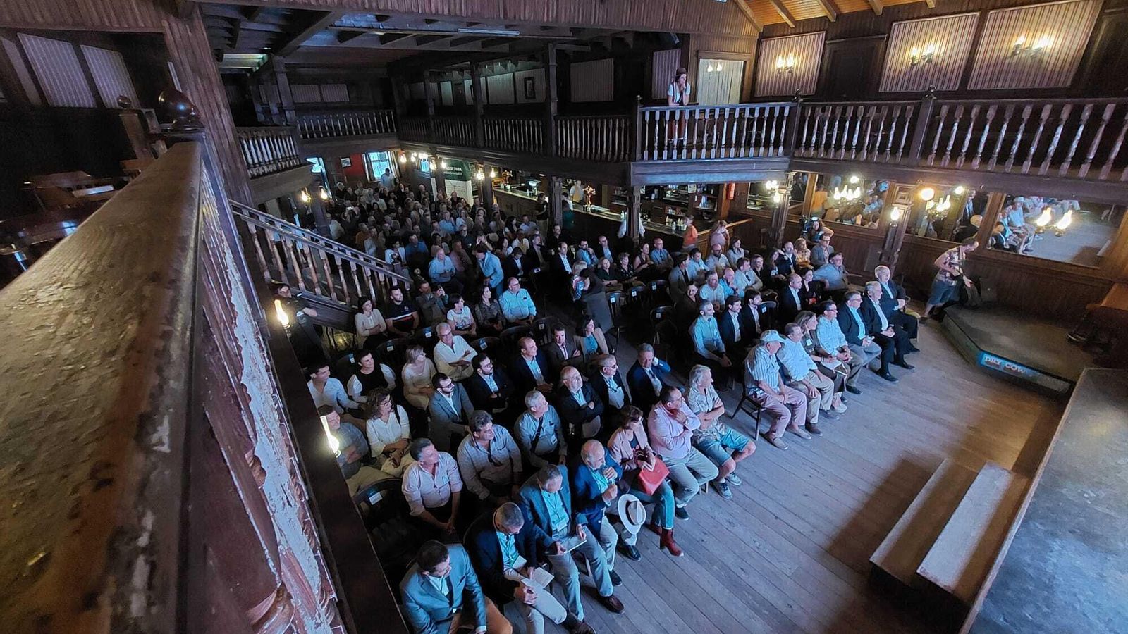El acto empresarial comenzó en el salon The Yellow Rose