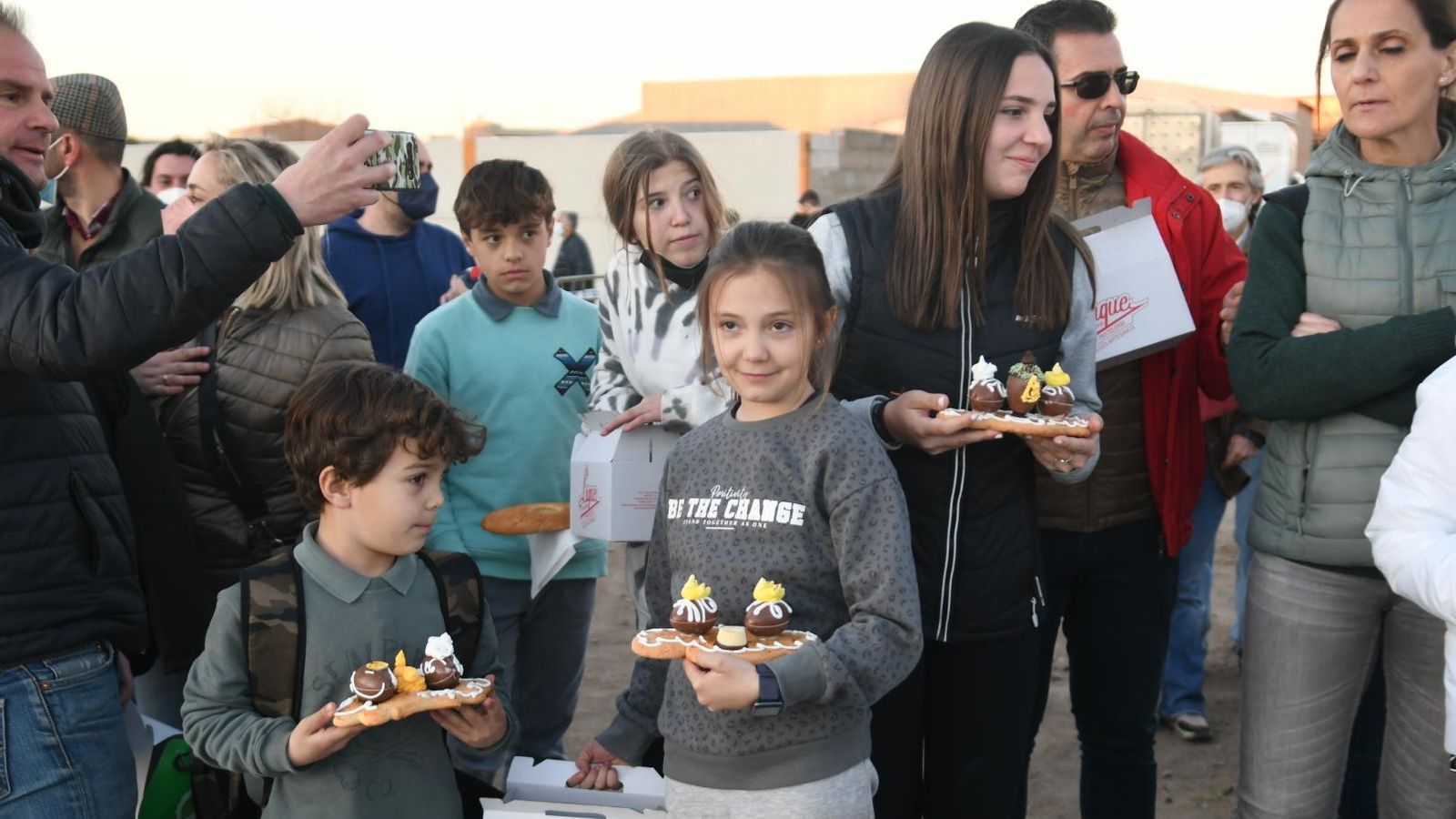Los niños esperan con los hornazos.