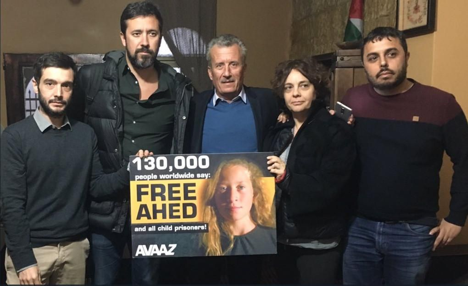 Varios diputados españoles visitan a la familia de la menor Ahed Tamimi.