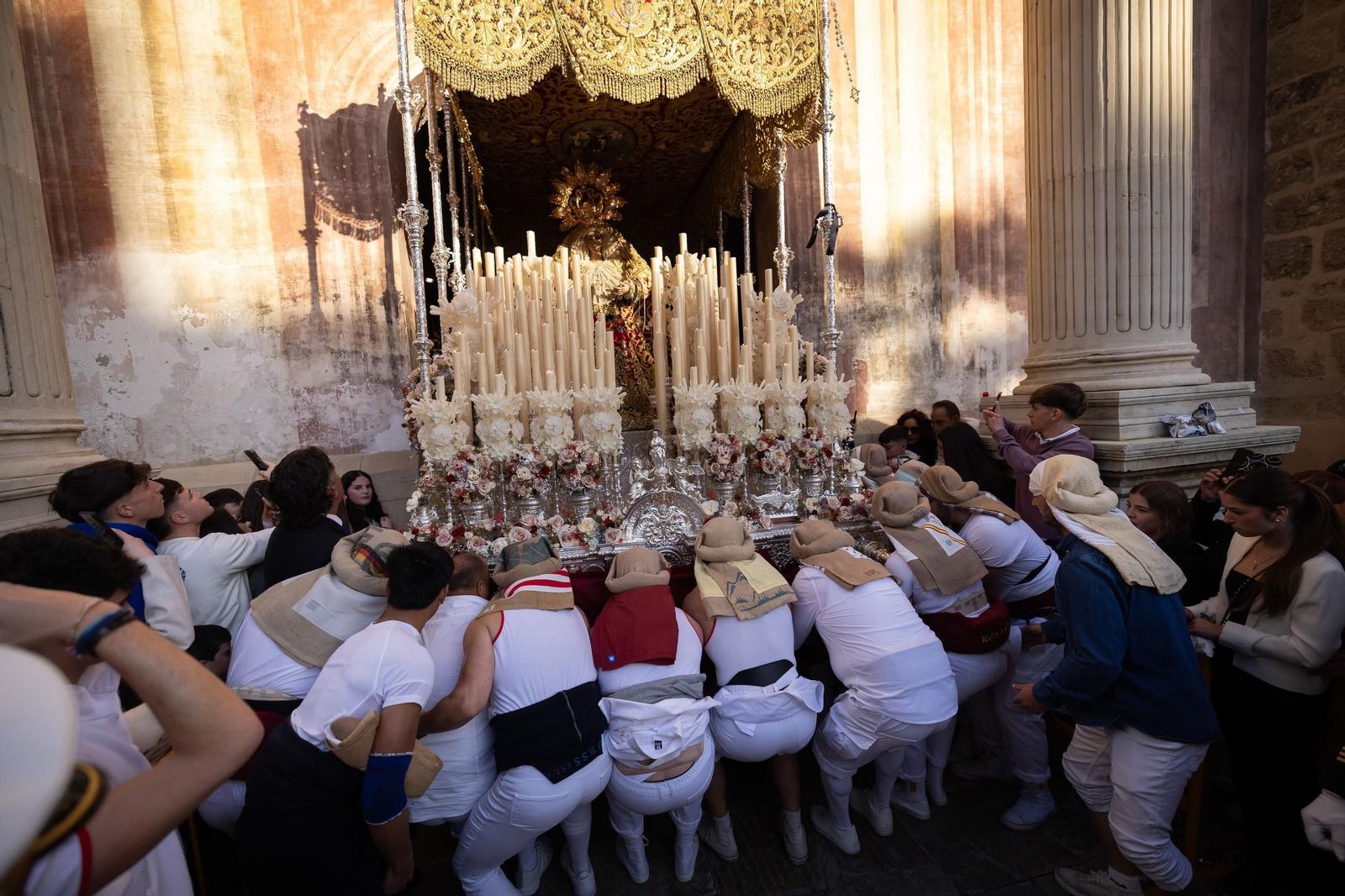 Así vivió granada la salida de la Hermandad del Rosario 2025