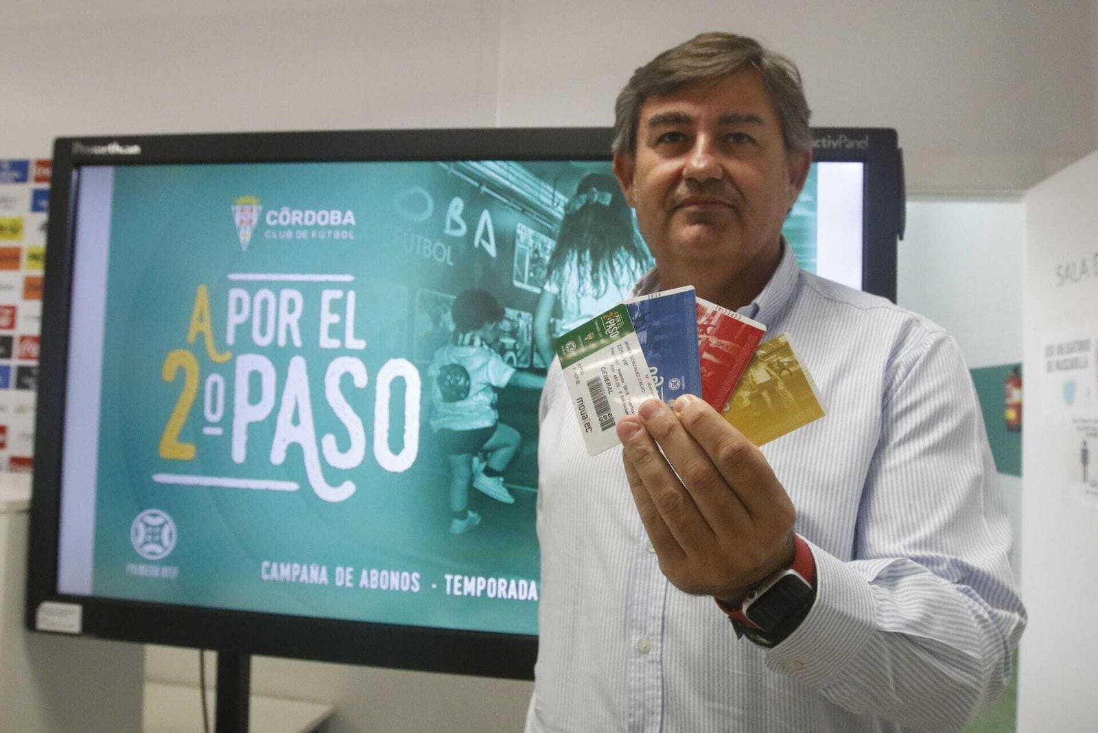 Javier González Calvo posa con los cuatro tipo de carnés para la 22-23.