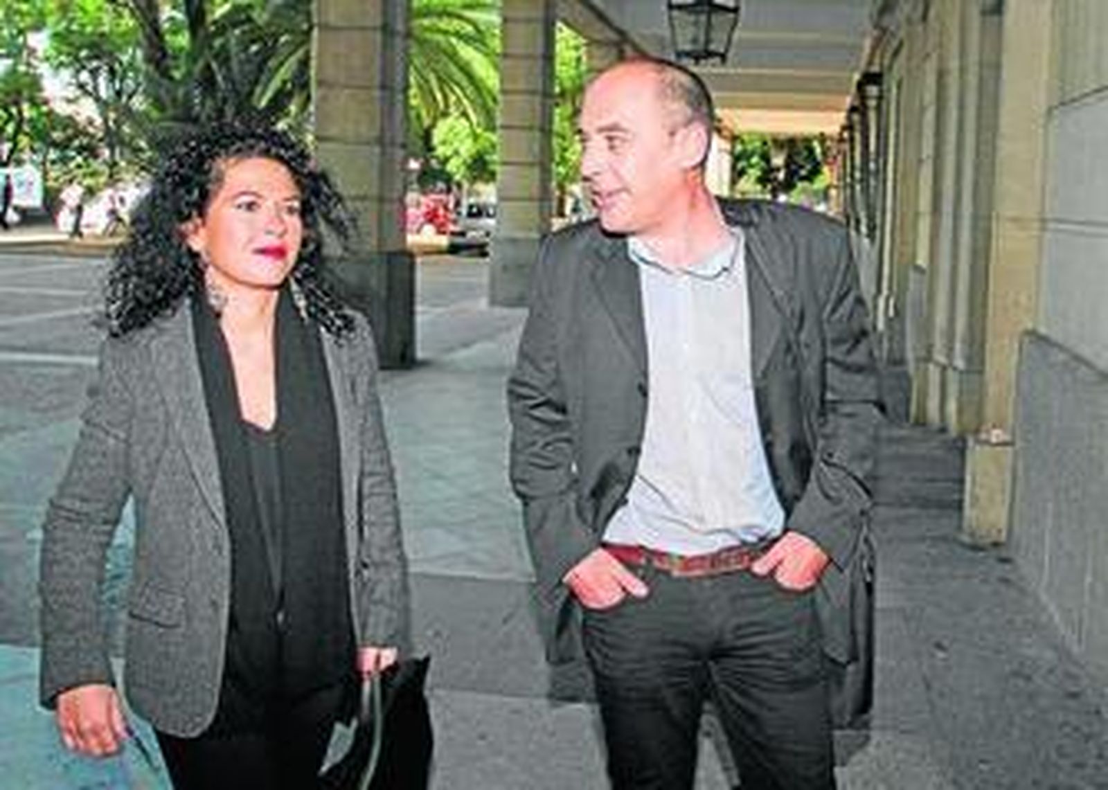 Los abogados María Isabel Mora y Luis de los Santos, que ejercen la acusación popular y particular en el caso.