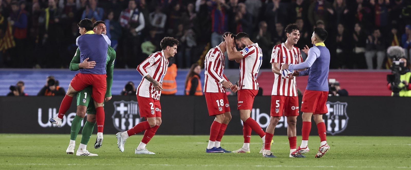 Los jugadores del Atlético celebran la clasificación para la final tras el susto en el Camp Nou.