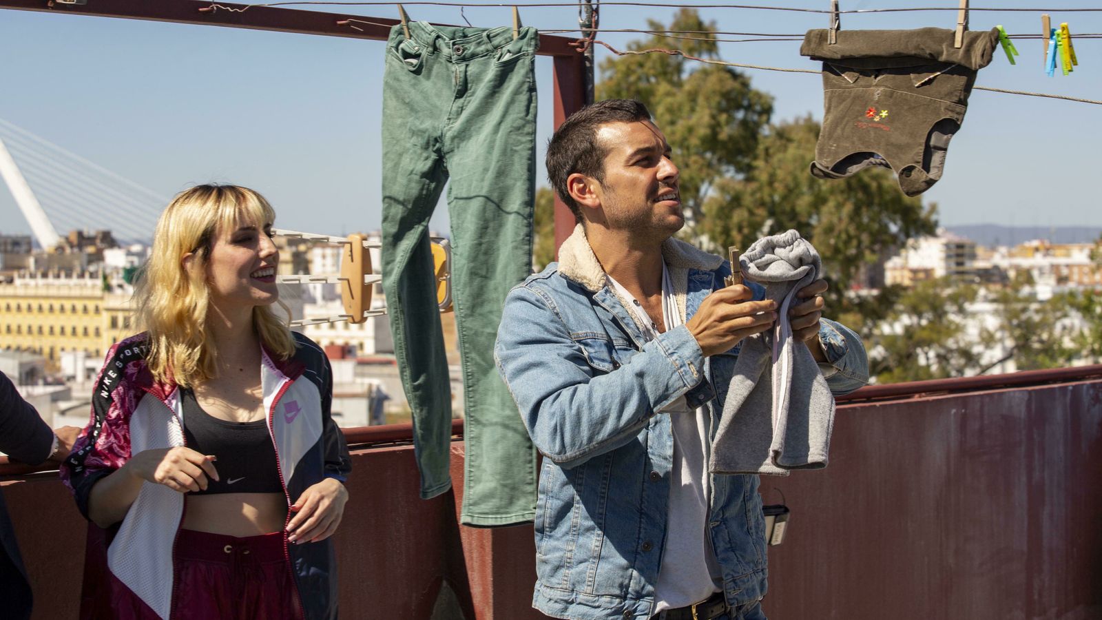 Natalia de Molina y Mario Casas, en el rodaje de 'Adiós'.