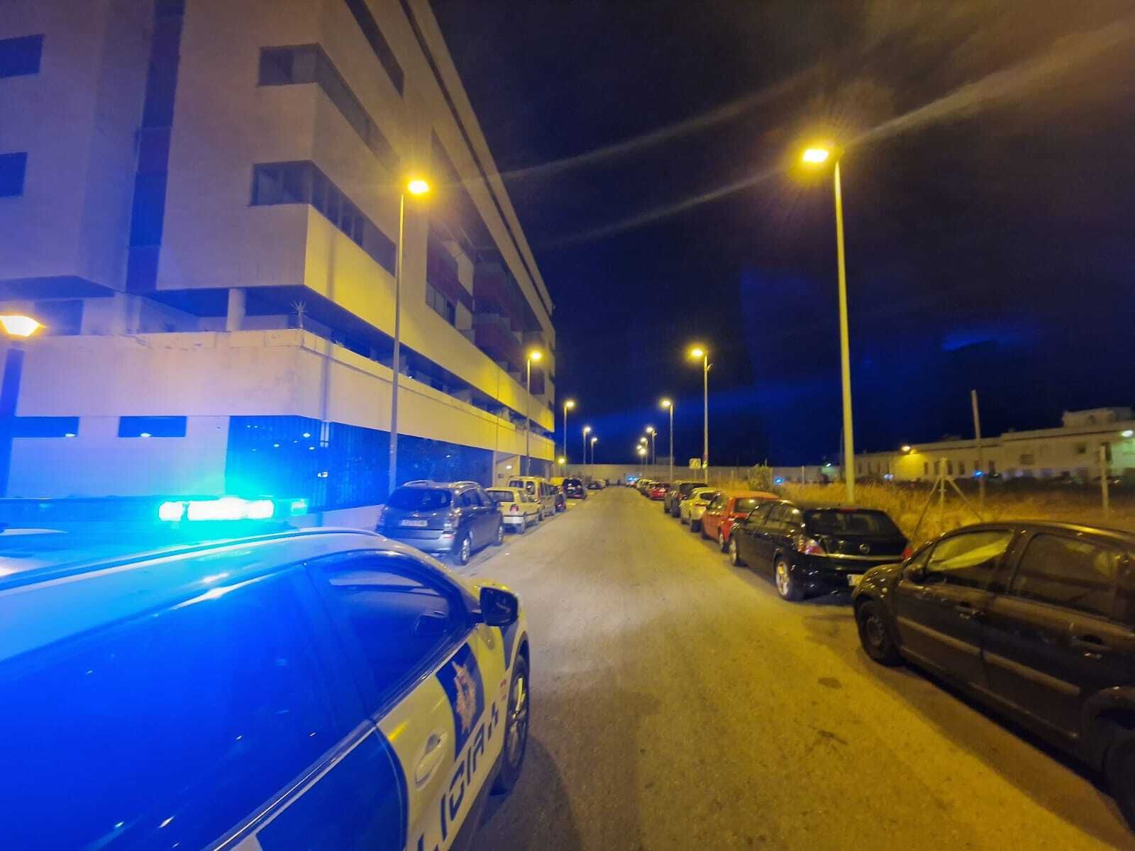 Un coche de la Policía Local, el jueves en los controles en Jardín de Cano.