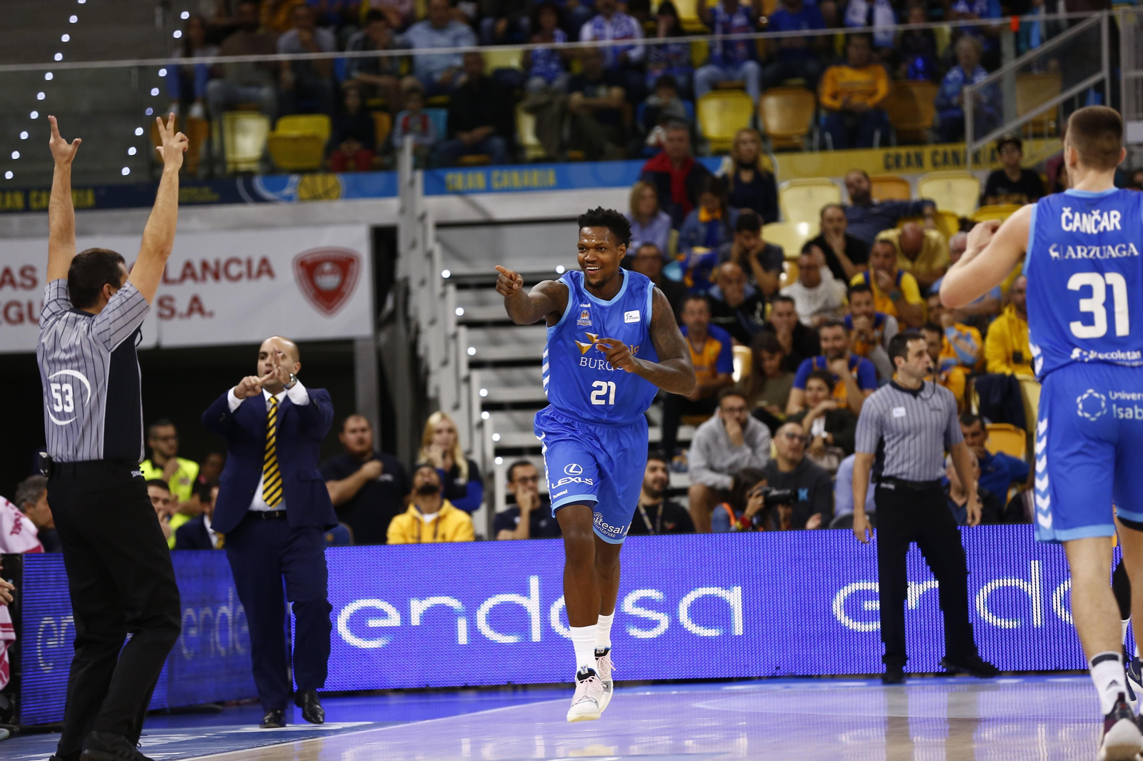 Deon Thompson celebra una canasta con el Burgos.