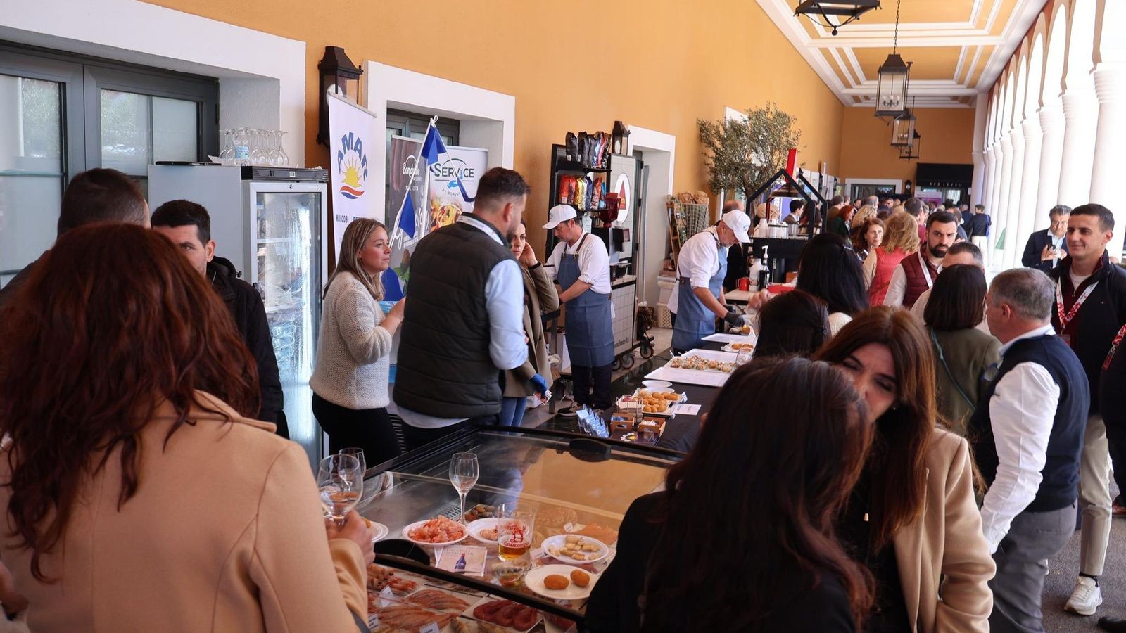 Numerosas personas acudieron al Salón del Vino y la Gastronomía, que se celebró en el patio central del Gran Meliá Sancti Petri.