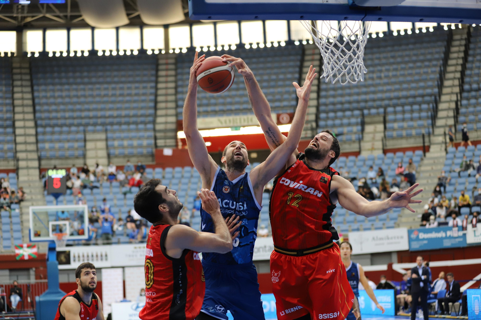 Edu Gatell tapona el lanzamiento de un rival.