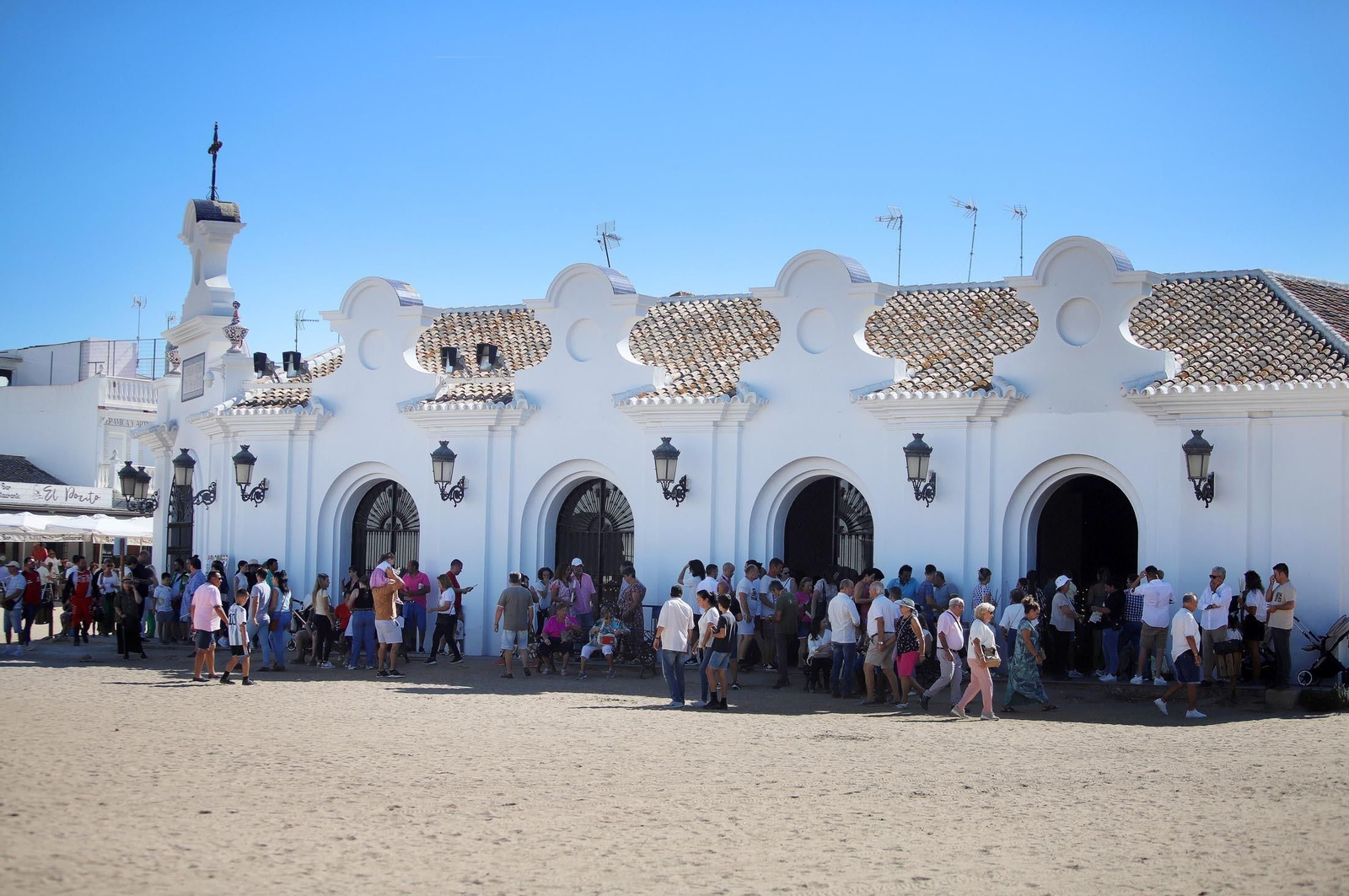 Imágenes del ambiente en la aldea de El Rocío en la mañana del domingo
