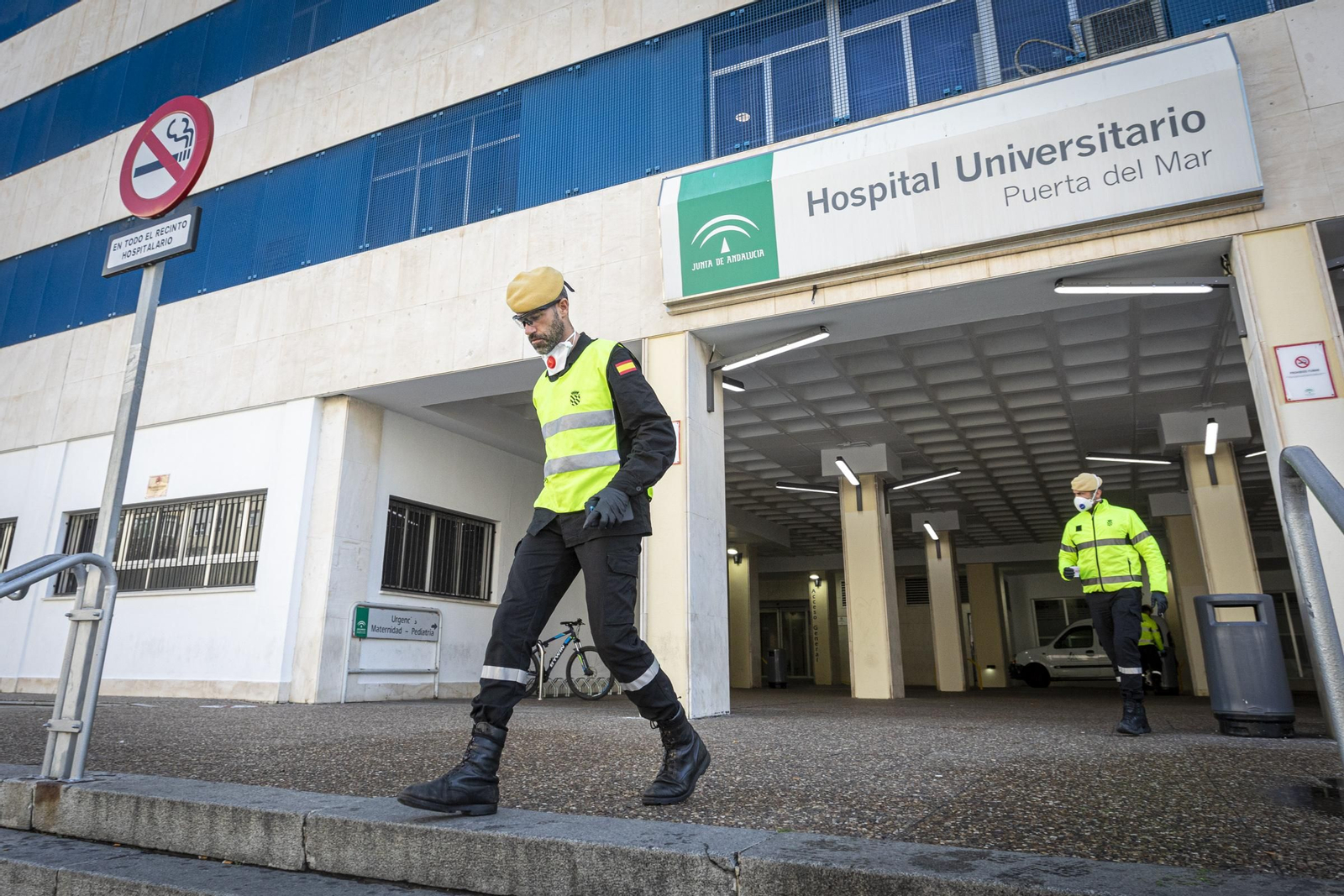 La UME desinfecta el hospital Puerta del Mar