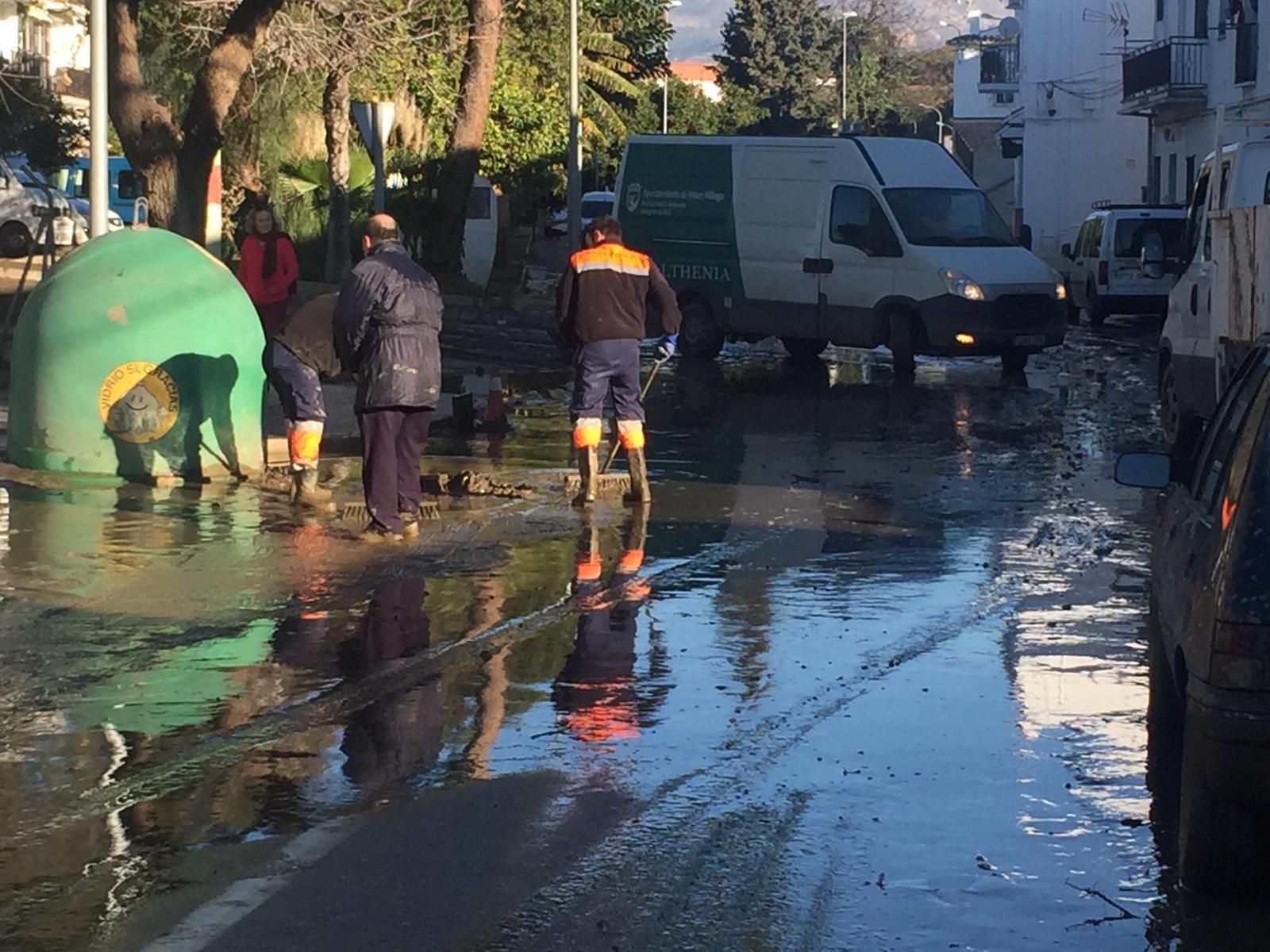 Imágenes de la inundación de El Trapiche, en Vélez-Málaga, por la rotura de una tubería del pantano de la Viñuela.