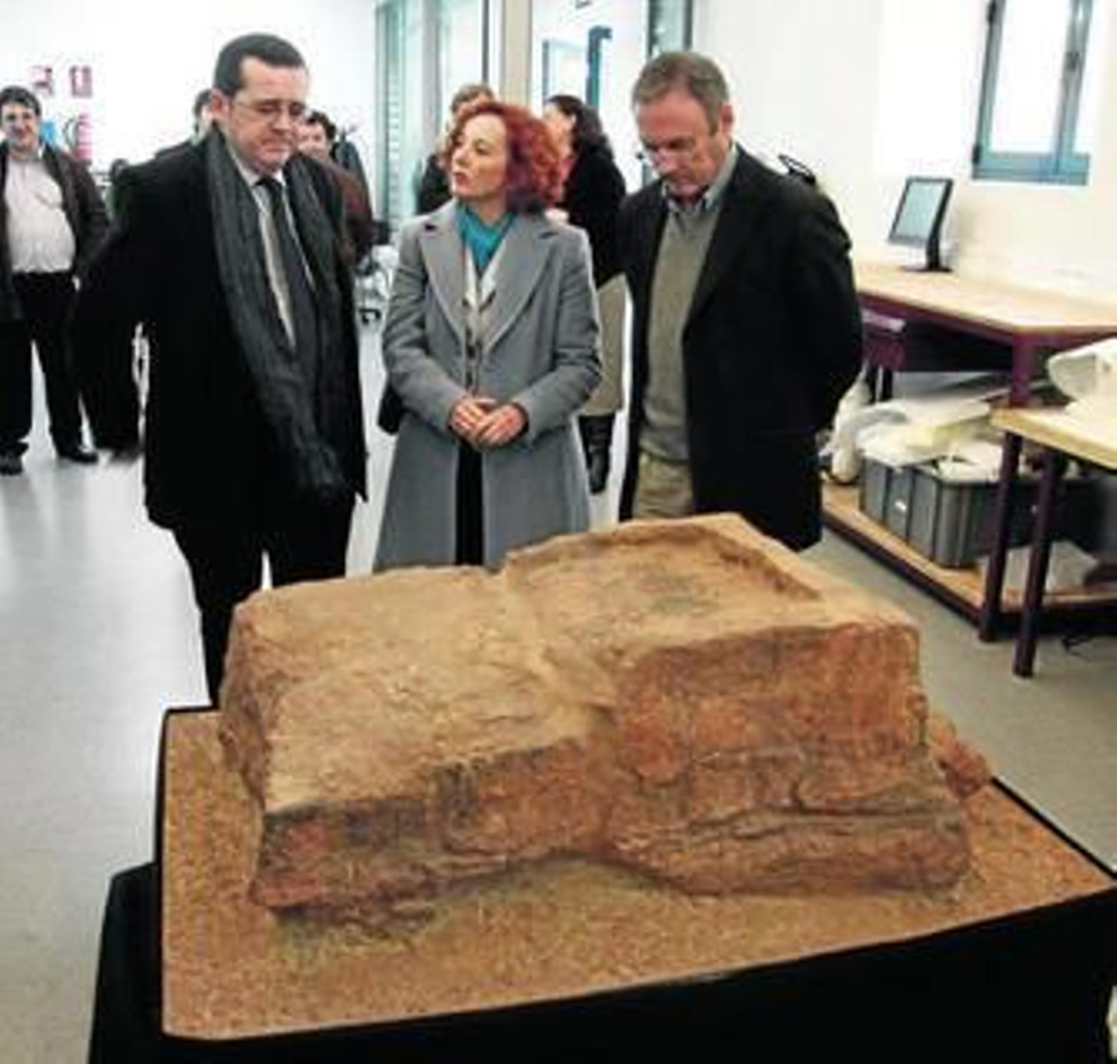 Miguel Castellano, Concha San Martín y Román Fernández-Baca, ayer en la presentación del altar.