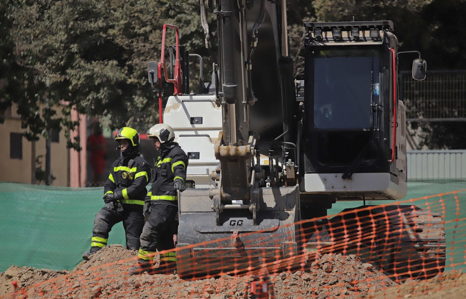 Fotos del escape de gas natural provocado por la rotura de una tubería en las obras anexas al hotel AC en Algeciras