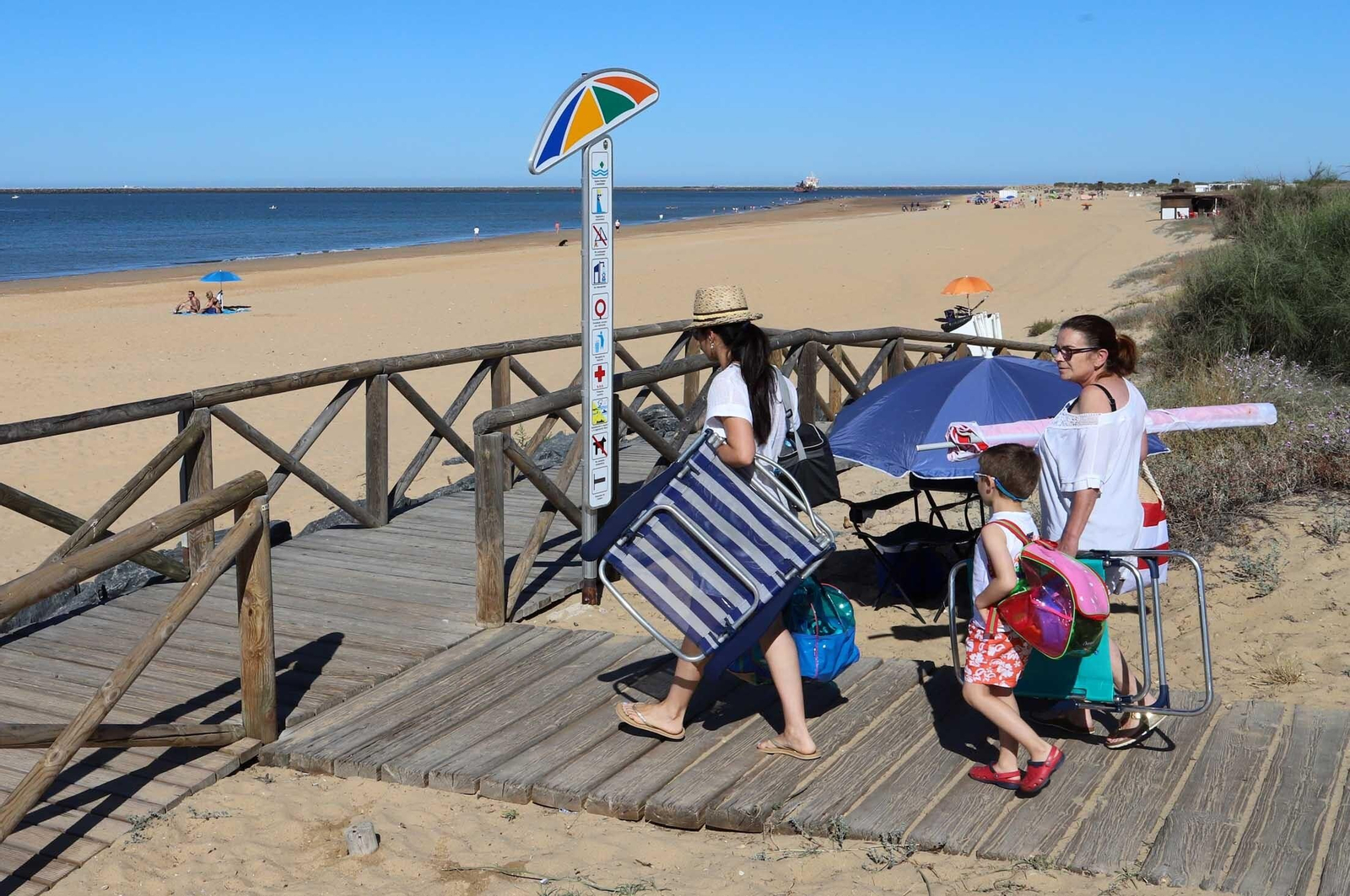 Las imágenes más destacadas del primer domingo de verano en las playas de Huelva