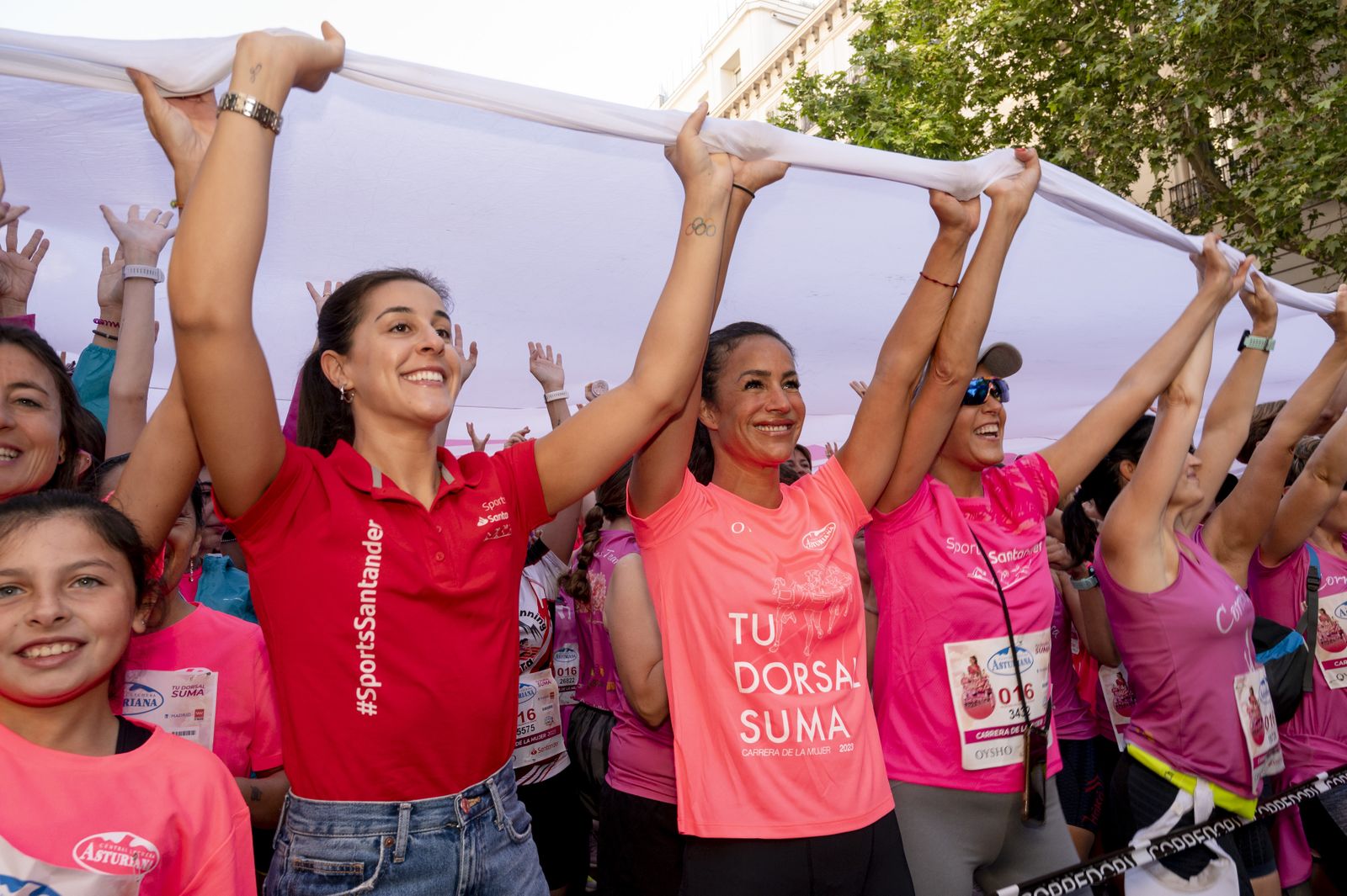 Carolina Marín levantando el Lazo Rosa gigante.