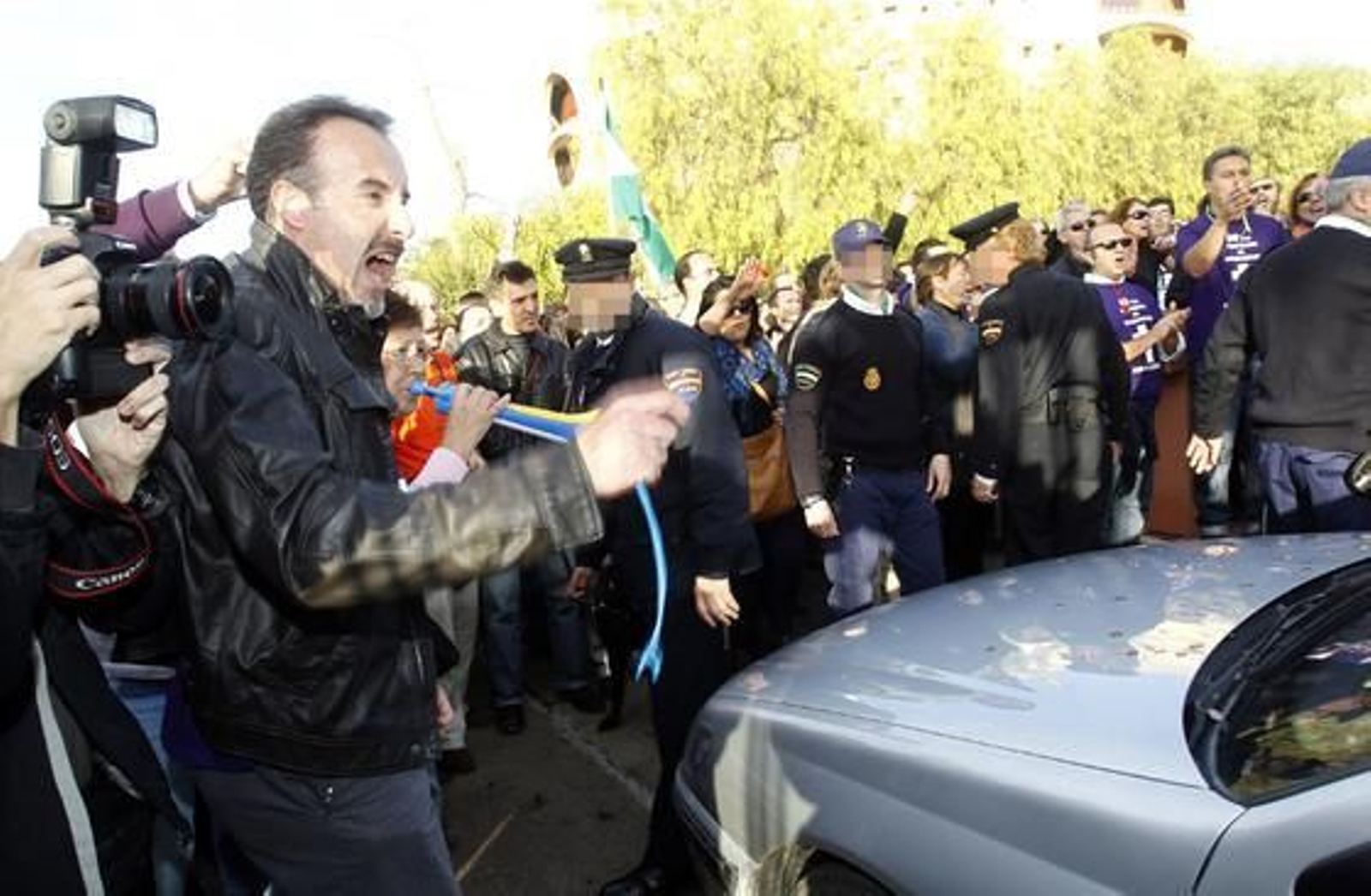 Los funcionarios se manifiestan en Torretriana para protestar ante la reunion con los sindicatos. 

Foto: Antonio Pizarro