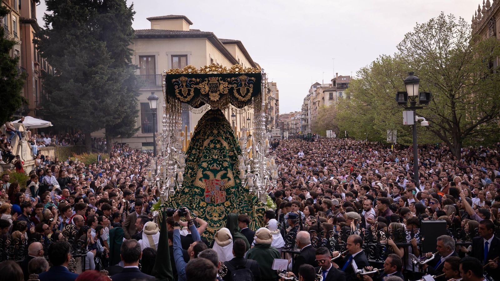 Nuestra Señora de la Esperanza Coronada en Plaza Nueva, Martes Santo 2023.