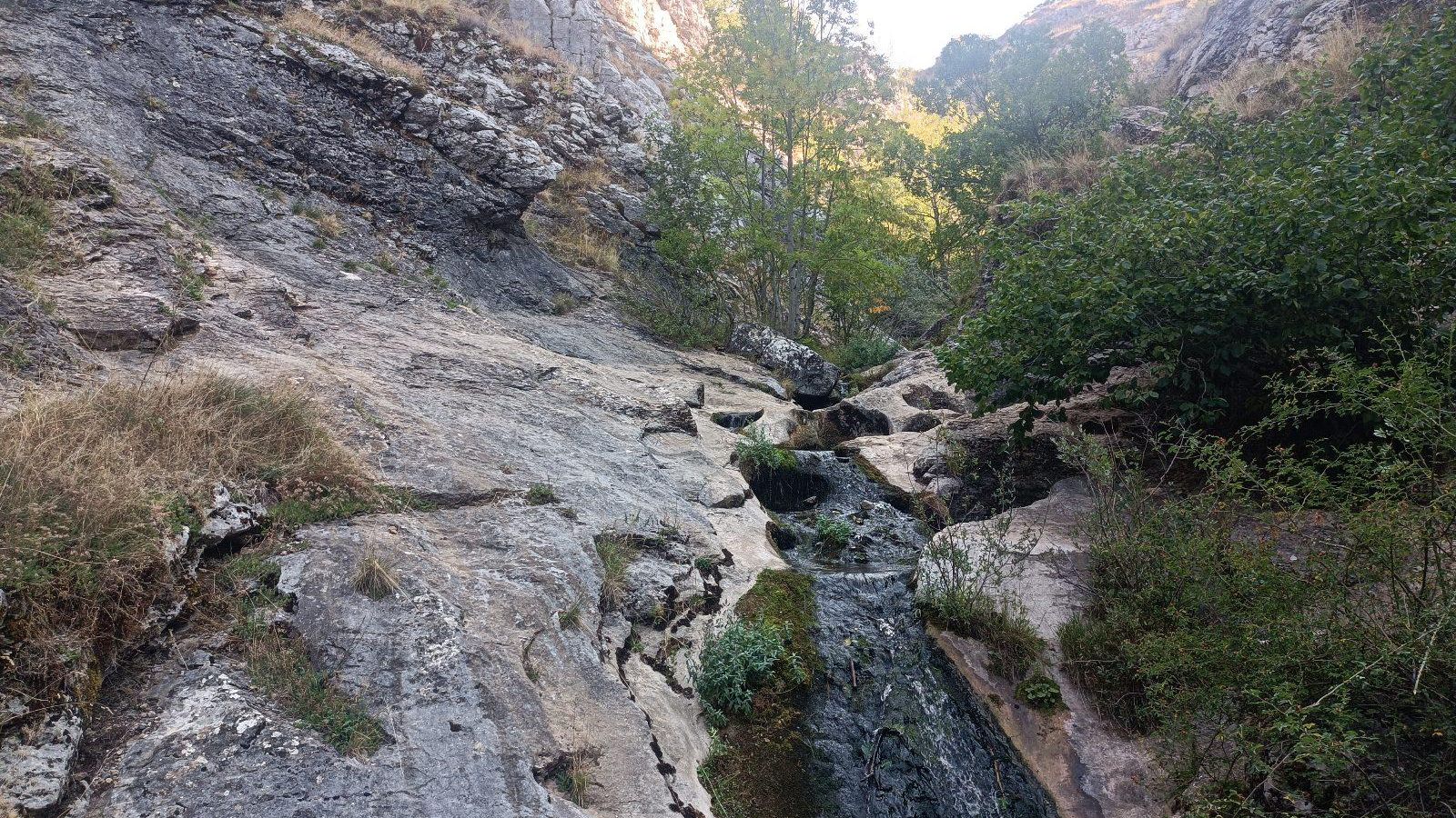 Aquí se pueden distinguir las marmitas labradas por el agua en el fondo del desfiladero.