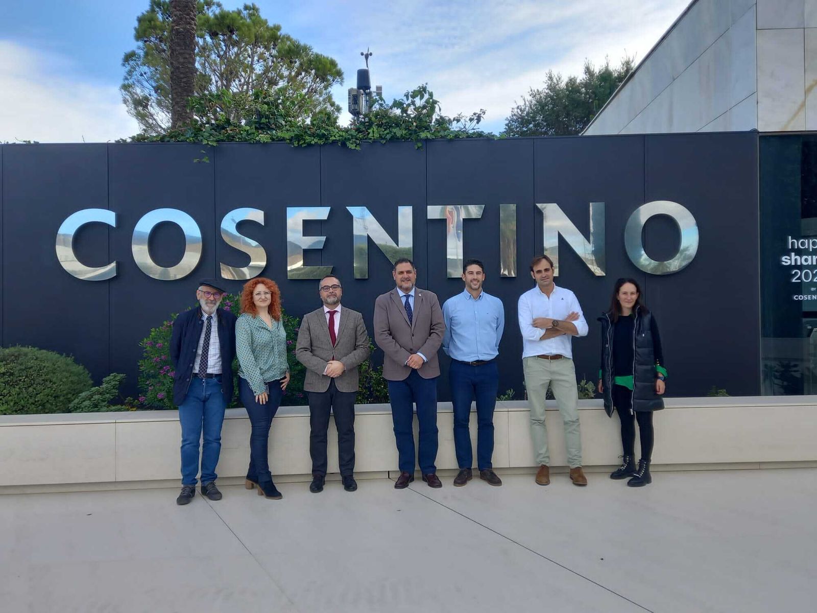 Representantes de la Delegación de Educación visitan las instalaciones centrales de Grupo Cosentino
