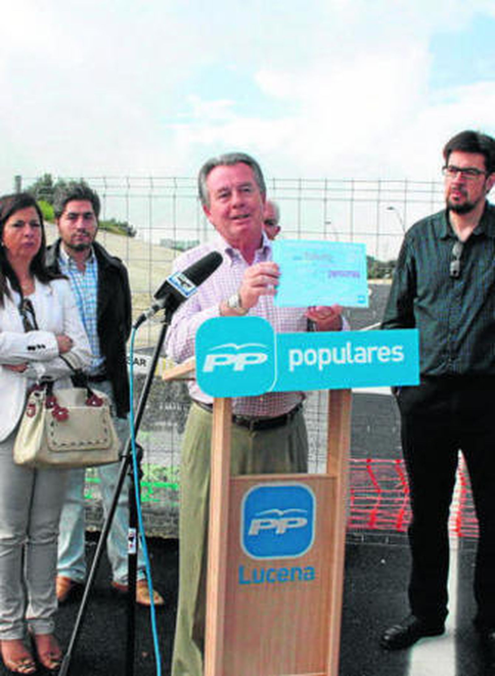 Comparecencia de Gutiérrez ayer en la ciudad lucentina.