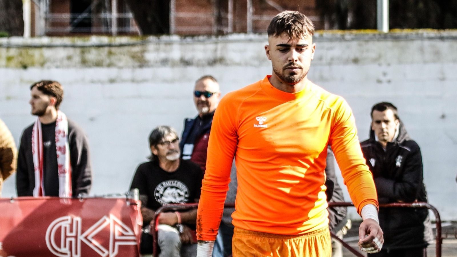 El meta Antonio Hermosín se marcha al vestuario tras ser expulsado, el pasado domingo en Chiclana