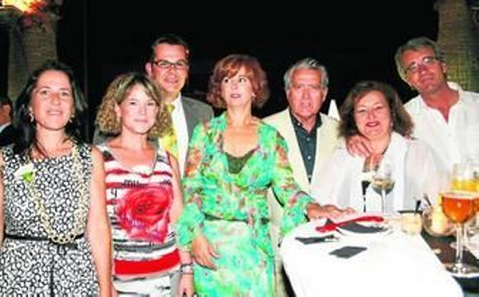 De izquierda a derecha, Tatiana Martín, Ángela Pérez, Marcos Alonso, director del Oasis Islantilla; Pilar Elena, José Luis Garro, Mercedes Iglesias y Michel Barazán, disfrutando de una velada sumamente agradable.